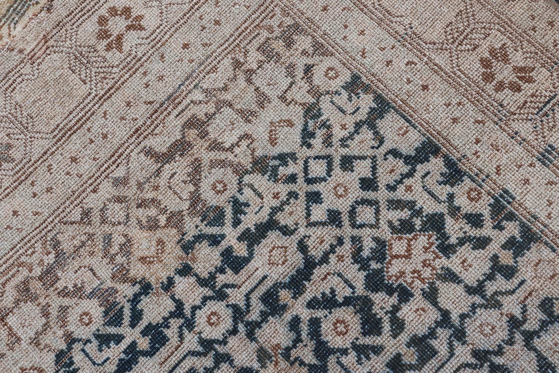 Antiker persischer Malayer-Galerie-Teppich mit detailliertem geometrischem Muster  5' x 12'1 im Angebot 4