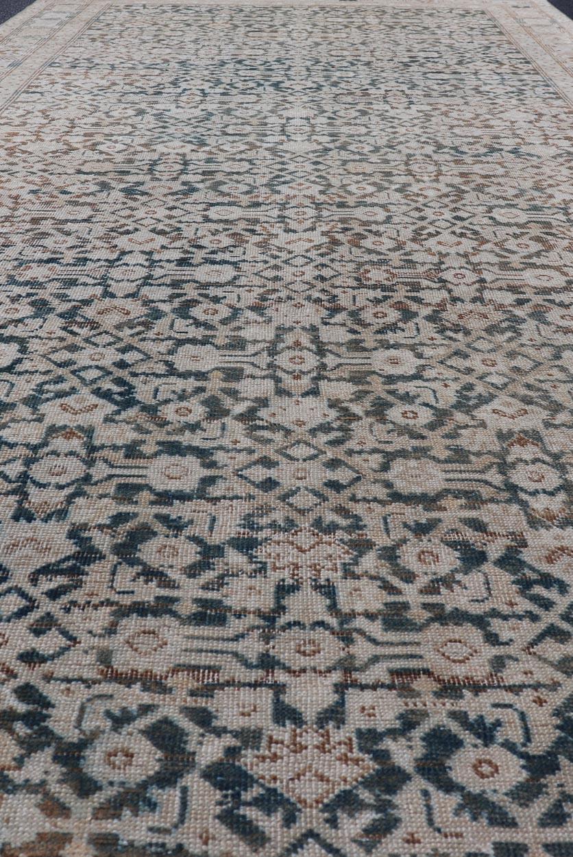 Maße: 5'0 x 12'1
Antiker persischer Malayer Galerie-Läufer mit All-Over-Design Keivan Woven Arts. Herkunftsland: Iran/ Art: Malayer/Design: All-Over, Stilisiert, Floral/Keivan Woven Arts/ Teppich TU-MTU-98. 
Dieser antike persische