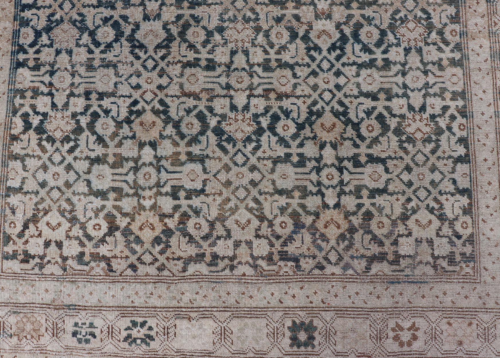 Antiker persischer Malayer-Galerie-Teppich mit detailliertem geometrischem Muster  5' x 12'1 (Persisch) im Angebot