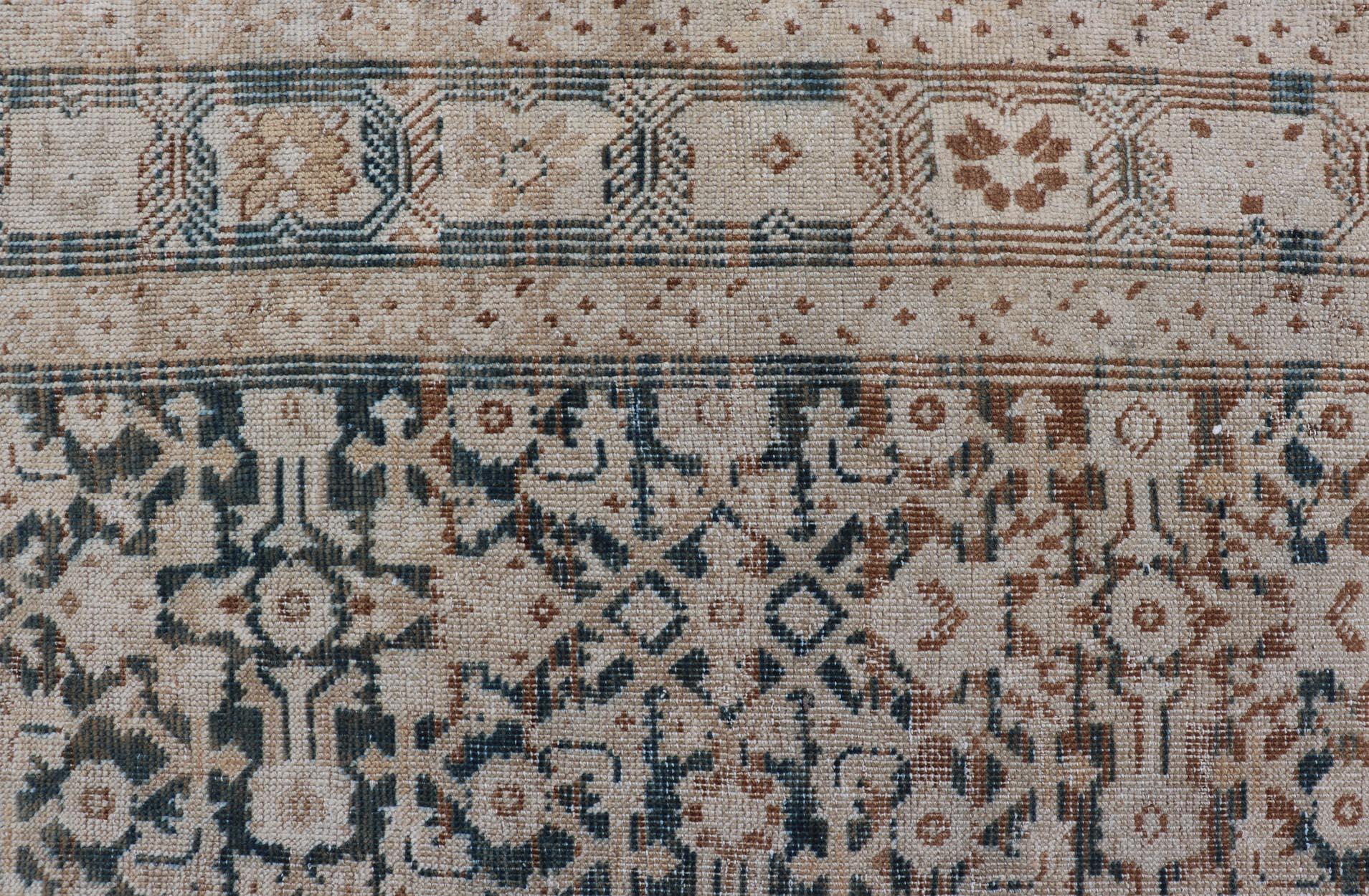 Antiker persischer Malayer-Galerie-Teppich mit detailliertem geometrischem Muster  5' x 12'1 (20. Jahrhundert) im Angebot