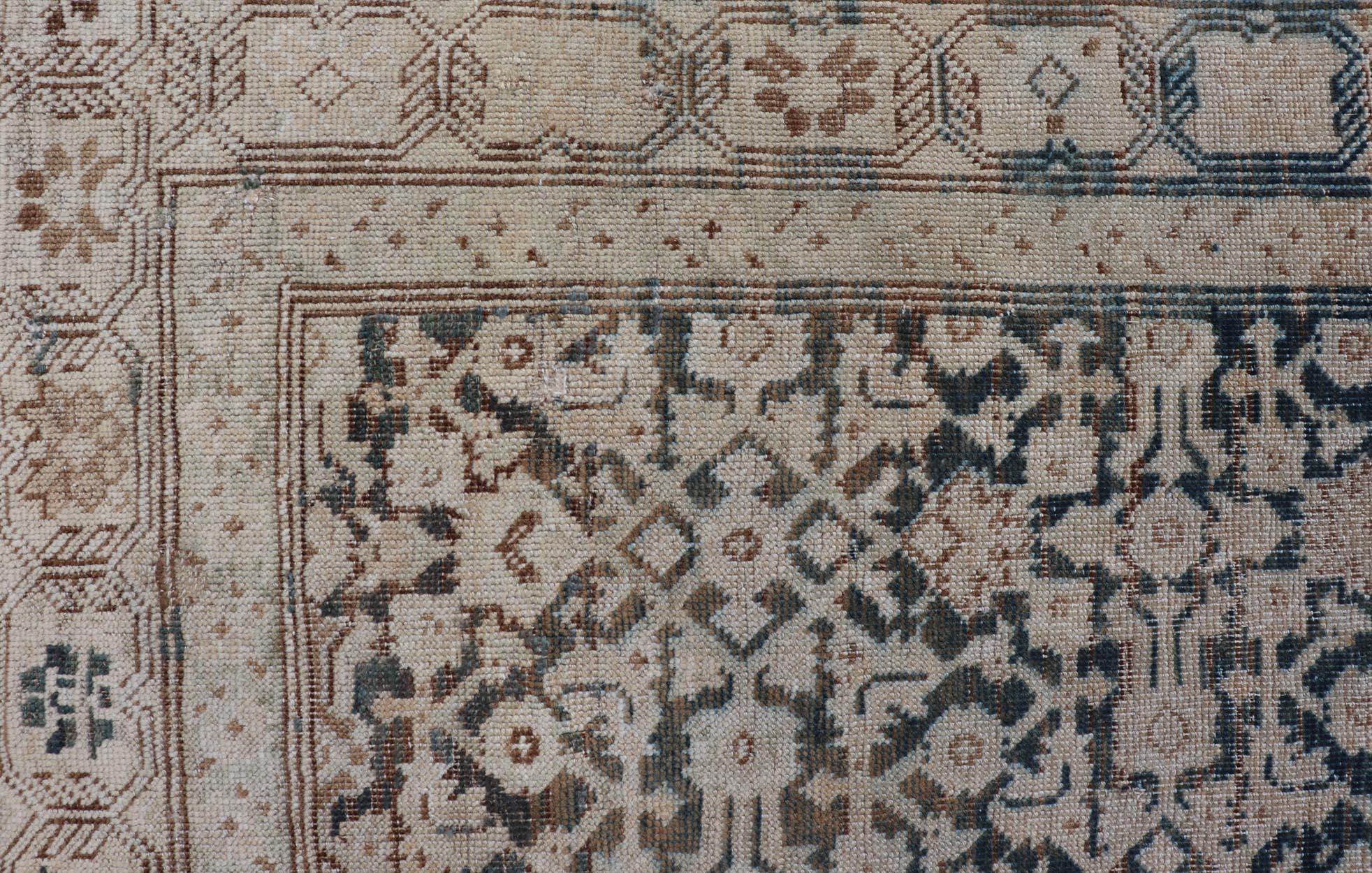 Antiker persischer Malayer-Galerie-Teppich mit detailliertem geometrischem Muster  5' x 12'1 (Wolle) im Angebot