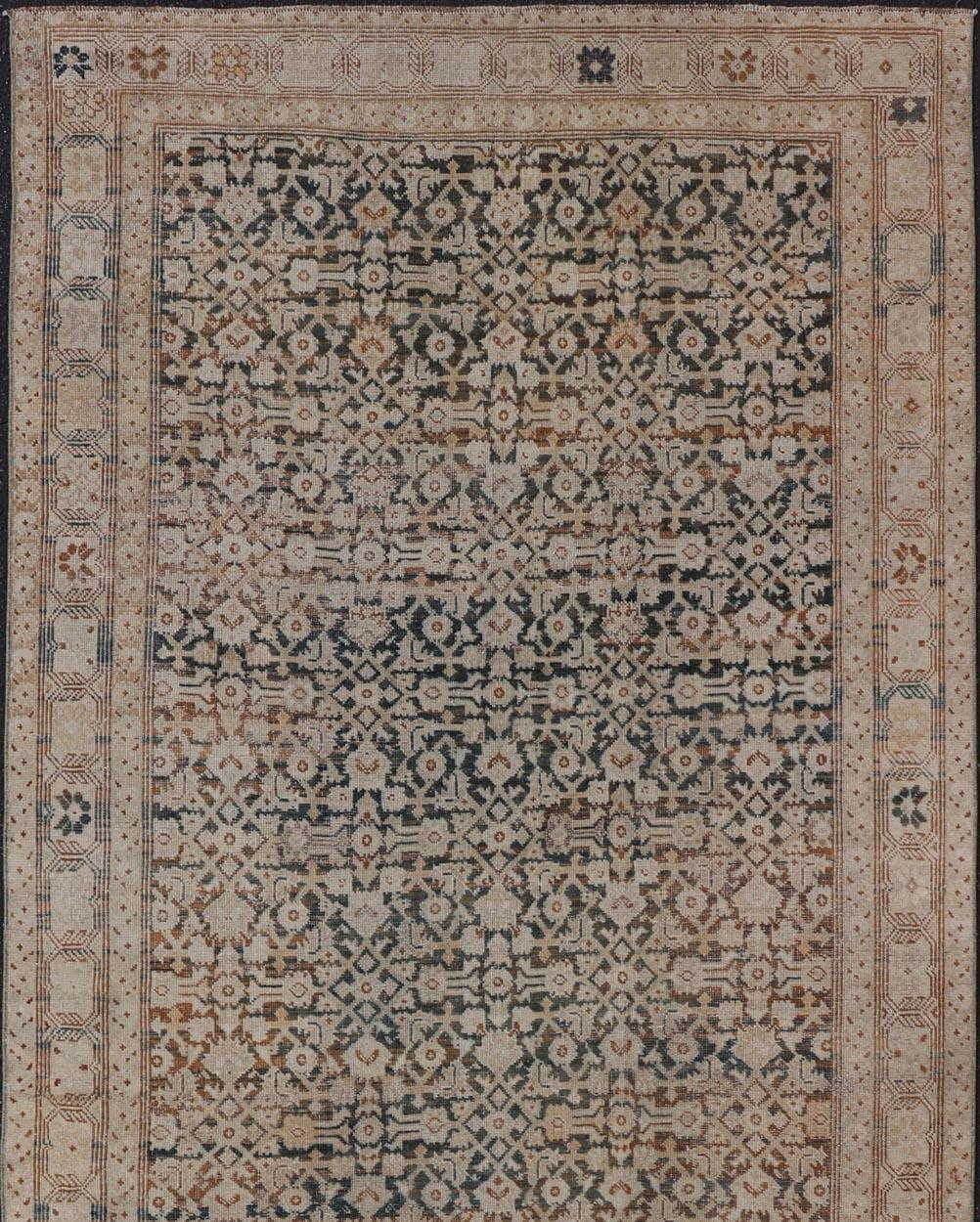 Antiker persischer Malayer-Galerie-Teppich mit detailliertem geometrischem Muster  5' x 12'1 im Angebot 1