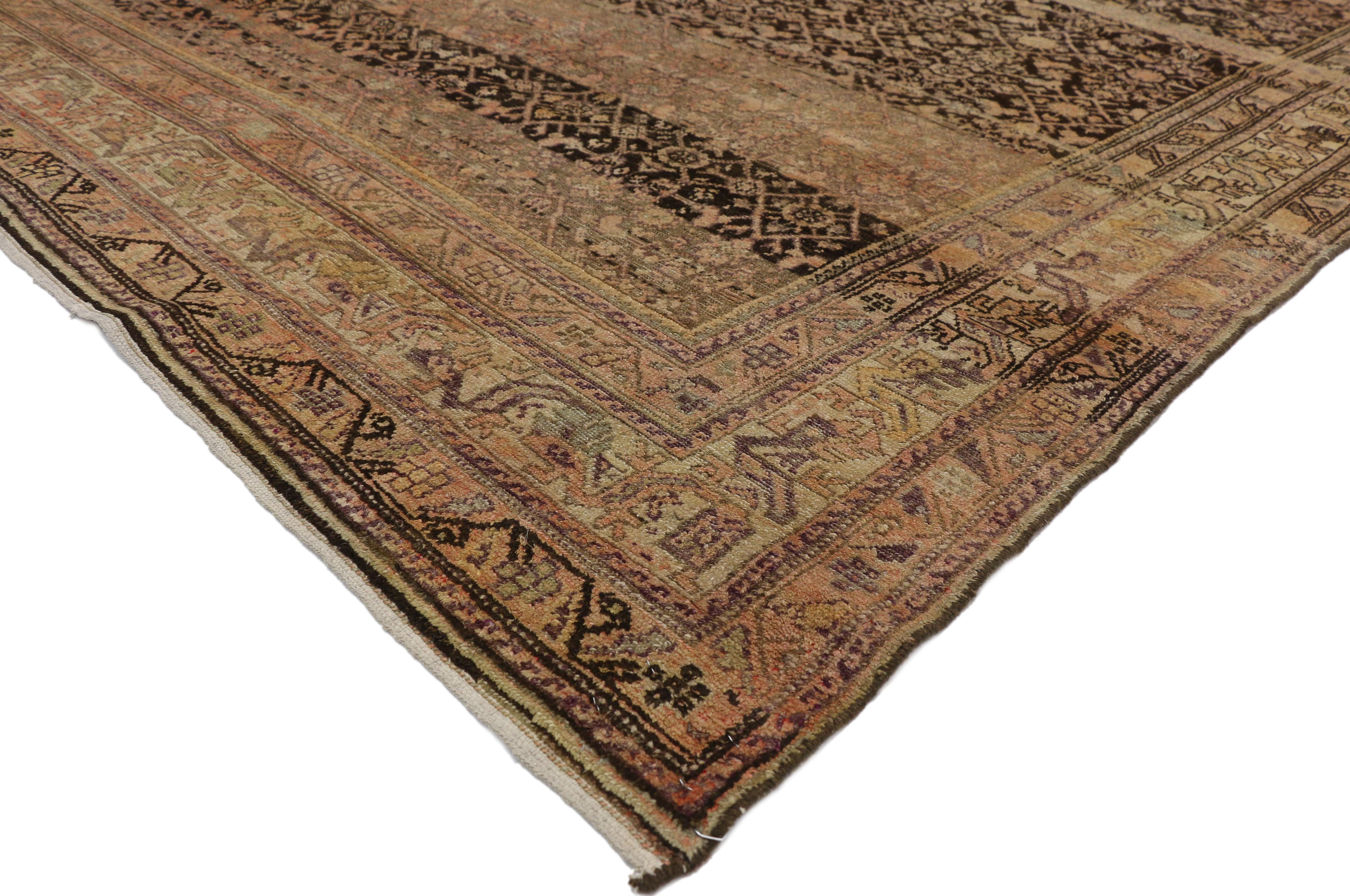 76510 tapis persan ancien Malayer Gallery avec Herati Design, tapis long de salon. Ce tapis galerie Persan Malayer ancien, en laine nouée à la main, présente un motif Herati classique sur toute sa surface. Le motif Herati est l'un des plus répandus