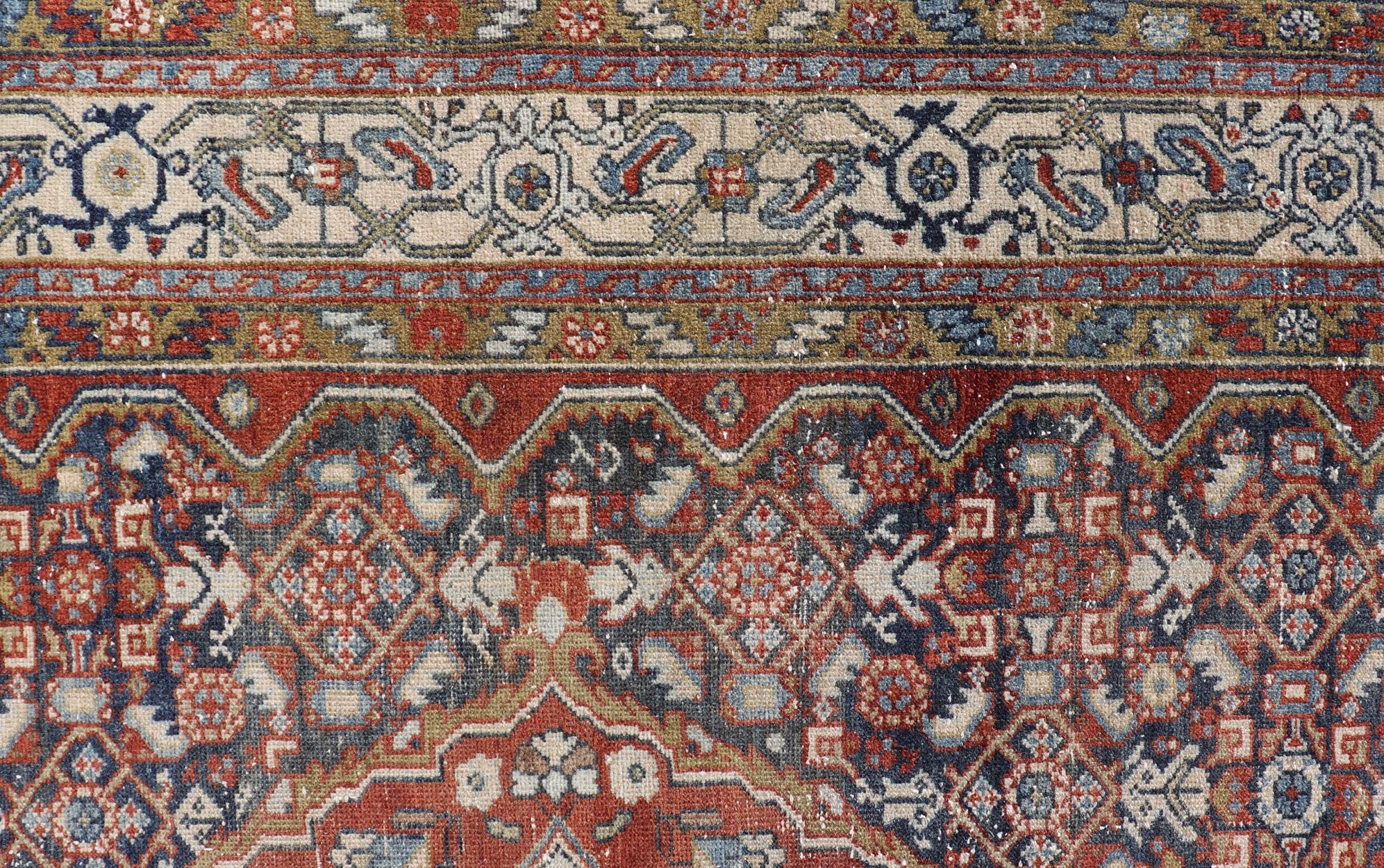 Maße: 5'2 x 10'0 
Antiker persischer Malayer Gallery Rug mit satten Rottönen und Grautönen 5'2 x 10'0. Keivan Woven Arts/ teppich/A24-0805, Herkunftsland / Art: Iran / Malayer, um 1910.

Dieser antike Malayer-Galerieteppich ist ein außergewöhnliches