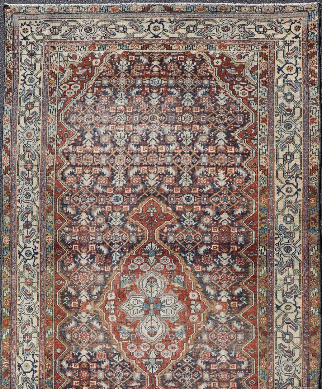 Antiker persischer Malayer-Galerie-Teppich mit satten Rot- und grauem Blautönen 5'2 x 10'0 (Persisch) im Angebot