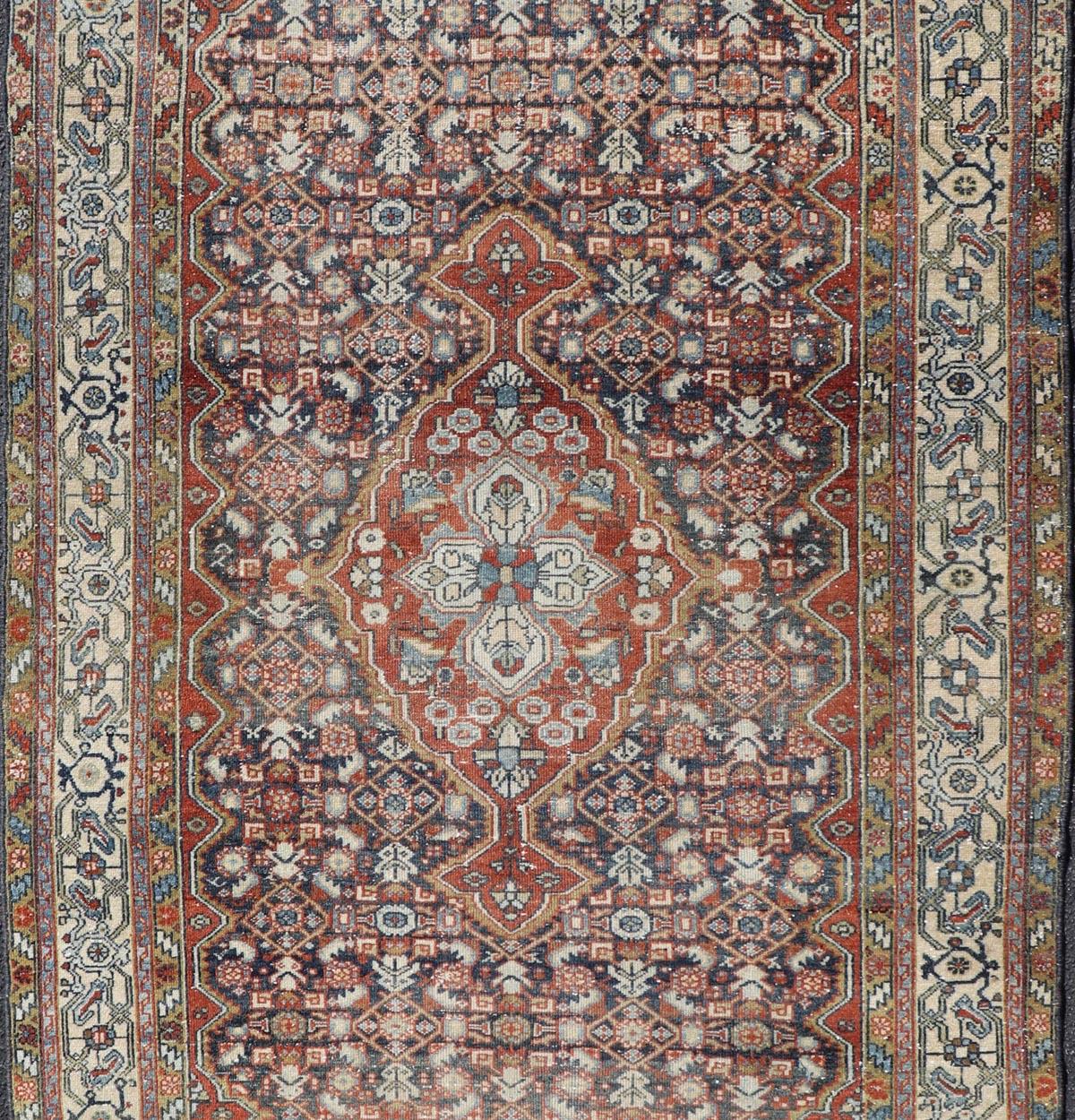 Antiker persischer Malayer-Galerie-Teppich mit satten Rot- und grauem Blautönen 5'2 x 10'0 (Handgeknüpft) im Angebot