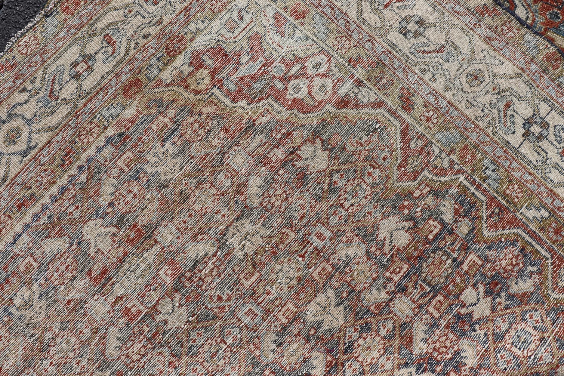 Antiker persischer Malayer-Galerie-Teppich mit satten Rot- und grauem Blautönen 5'2 x 10'0 (20. Jahrhundert) im Angebot