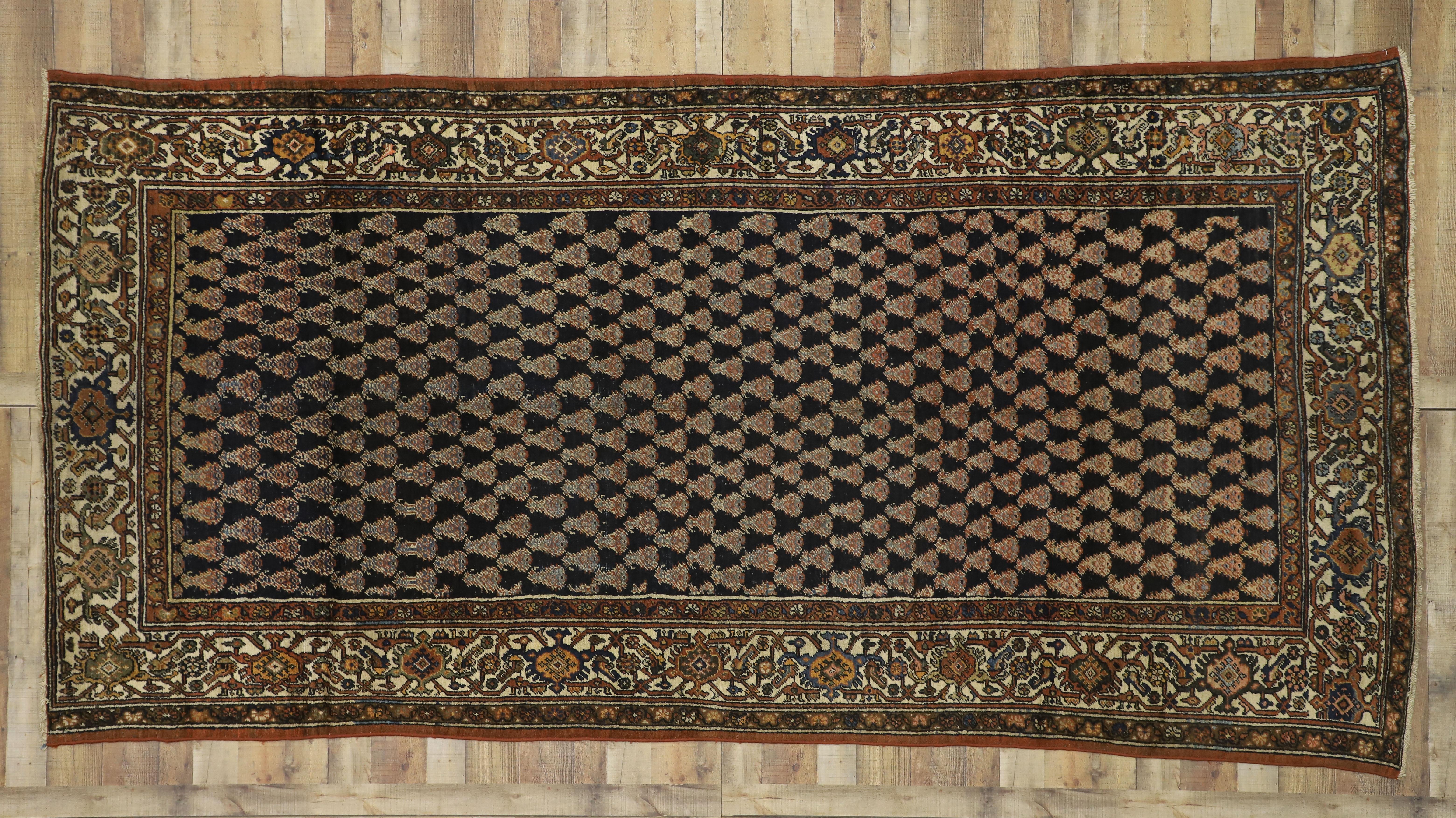 Tapis de galerie persan ancien Malayer de style traditionnel avec des vibrations de raconteur en vente 1