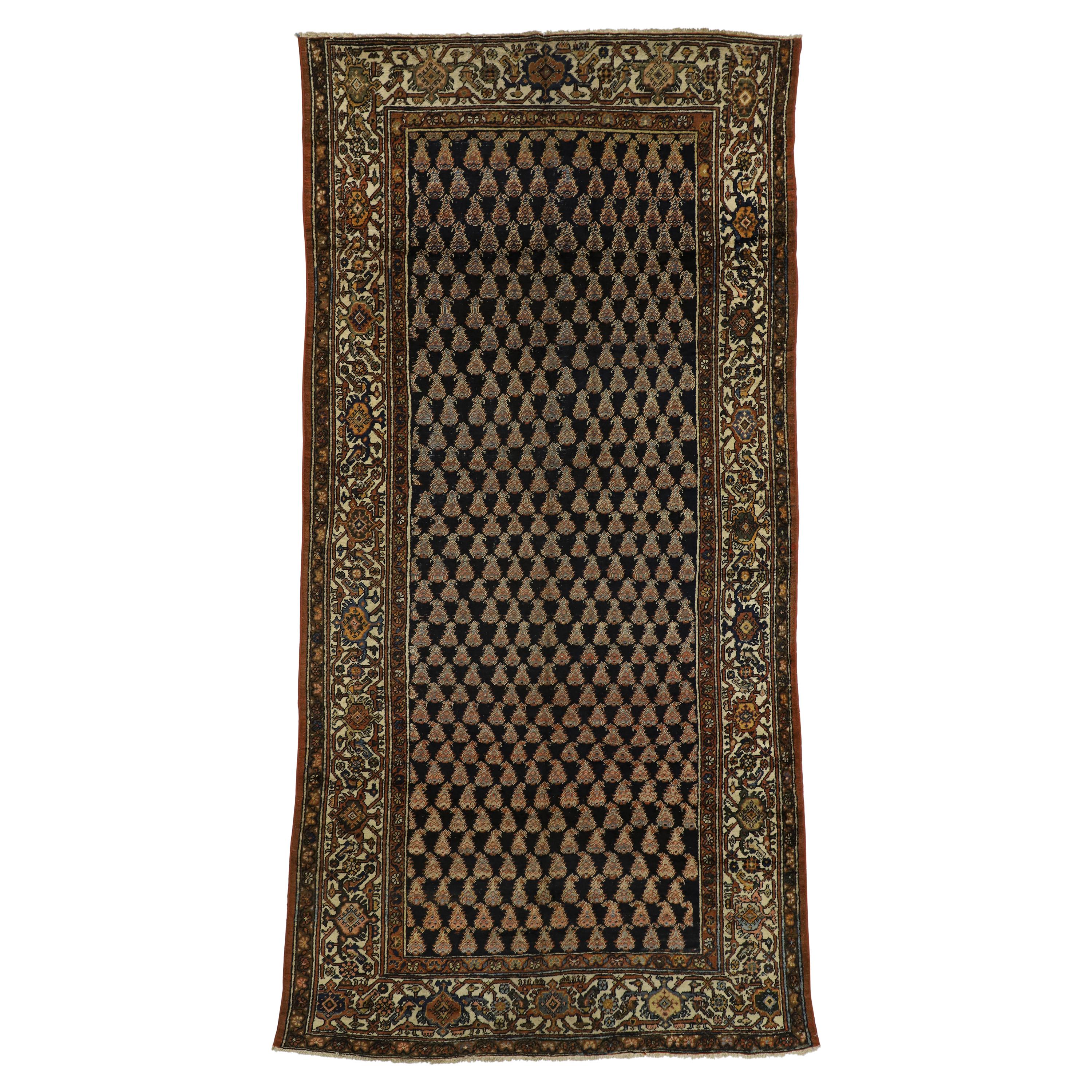 Tapis de galerie persan ancien Malayer de style traditionnel avec des vibrations de raconteur en vente