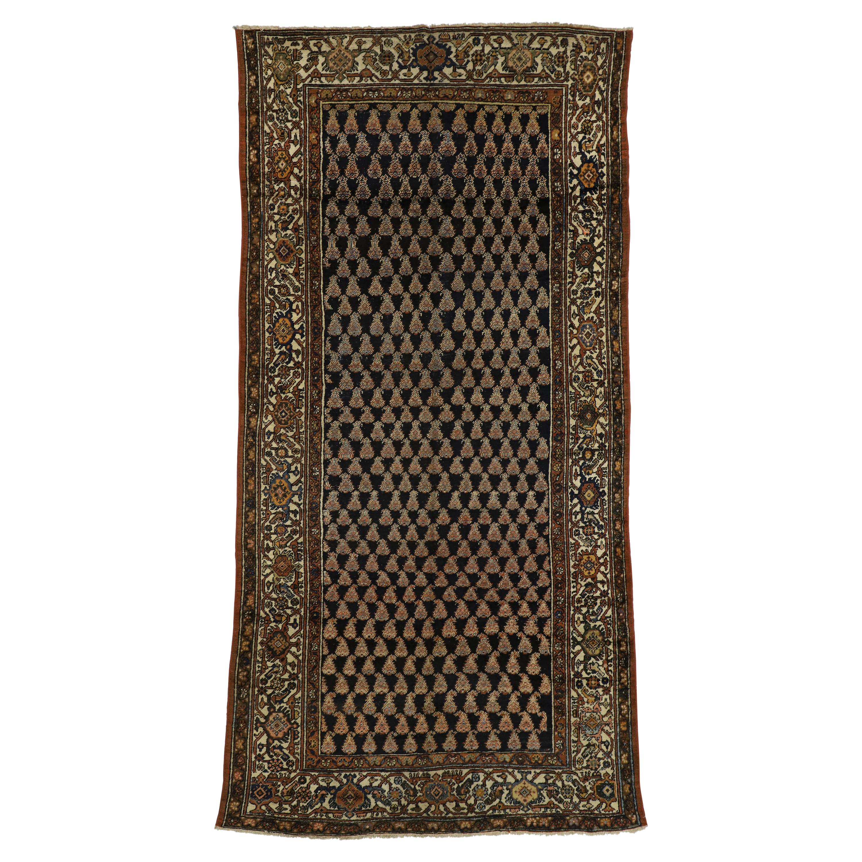 Tapis de galerie persan ancien Malayer de style traditionnel avec des vibrations de raconteur