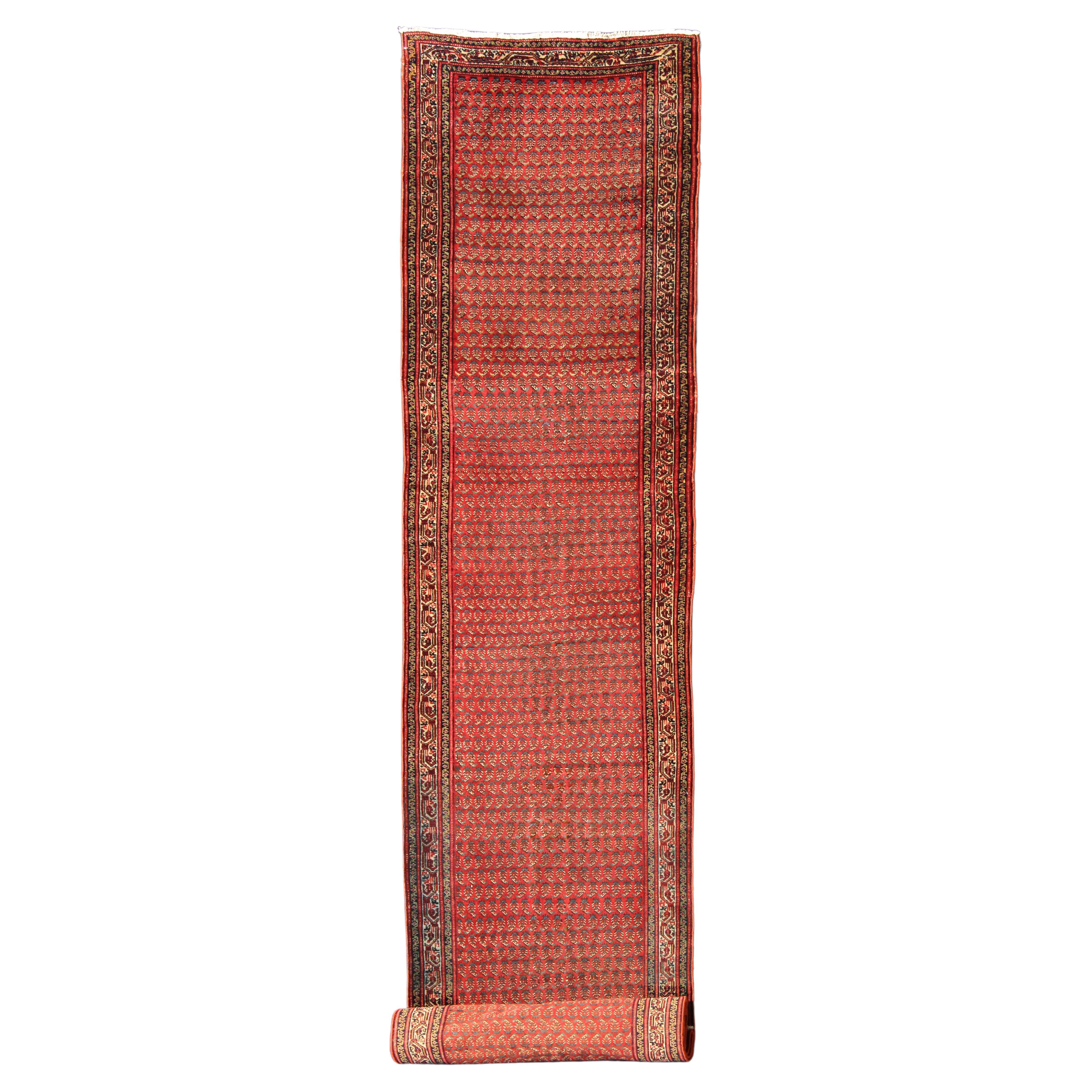 Long tapis de couloir persan ancien Malayer avec motif Saraband en rouge doux 