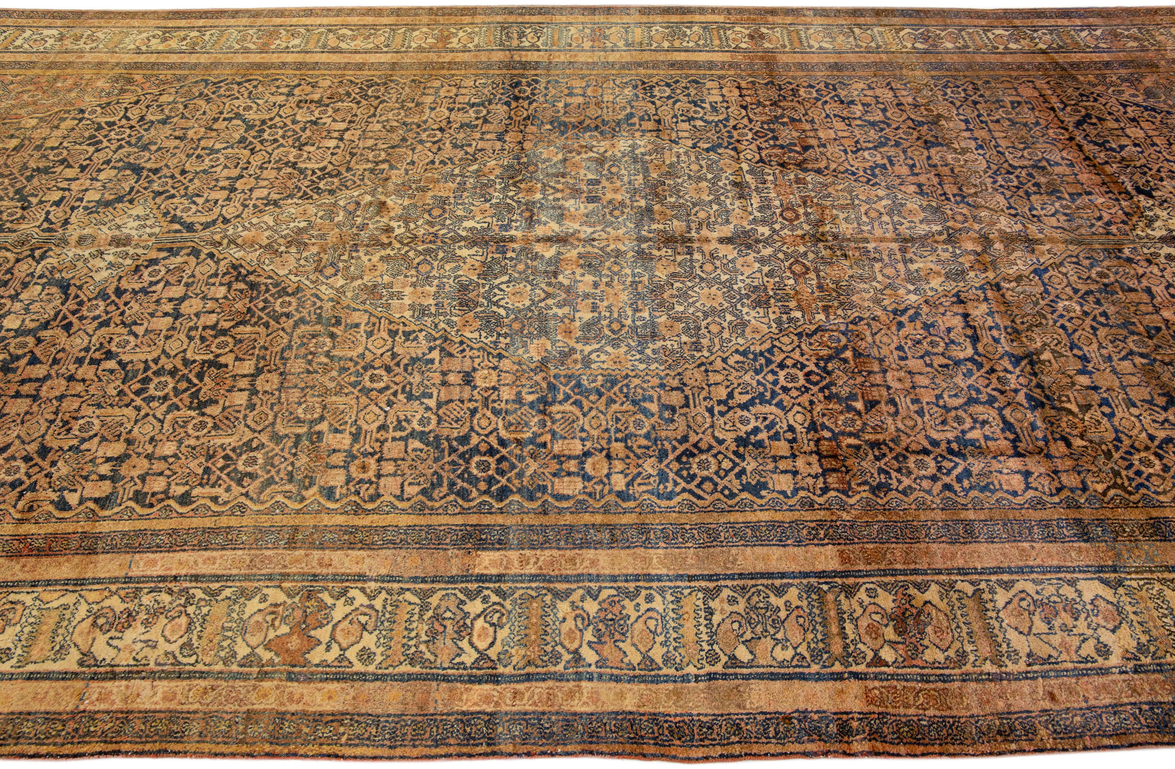 Noué à la main Tapis persan ancien en laine Malayer Gallery avec motif de médaillon brun clair en vente