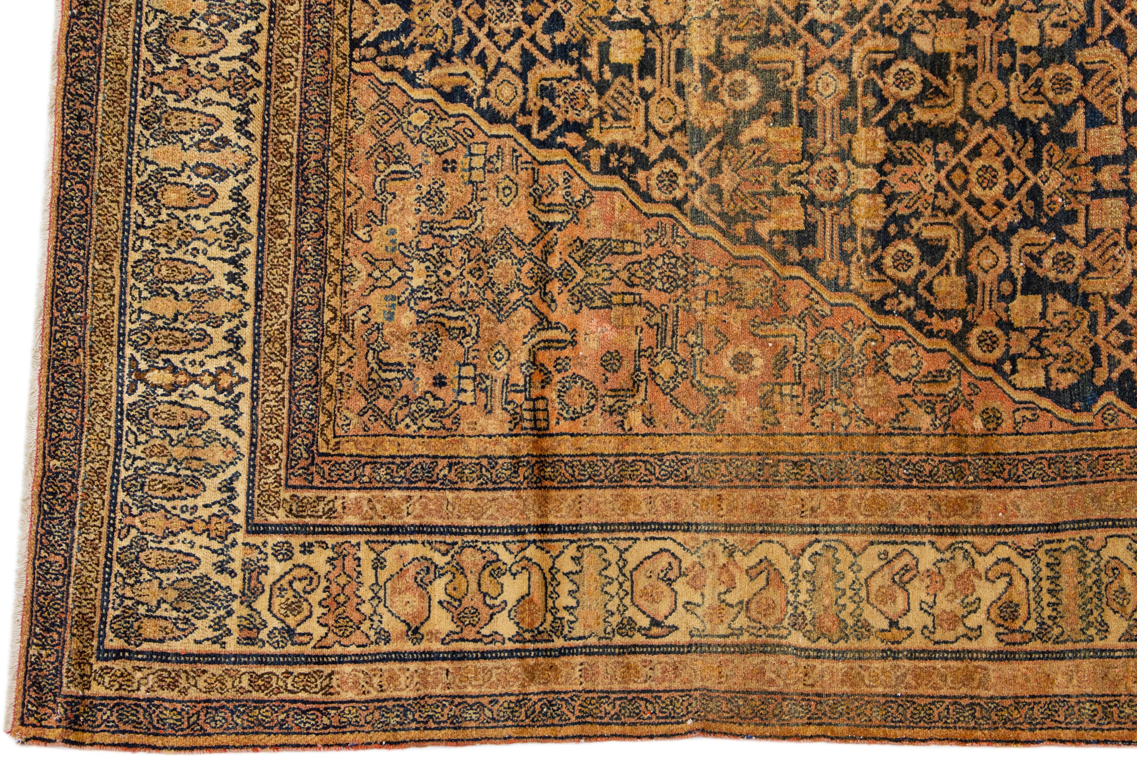 Tapis persan ancien en laine Malayer Gallery avec motif de médaillon brun clair Excellent état - En vente à Norwalk, CT