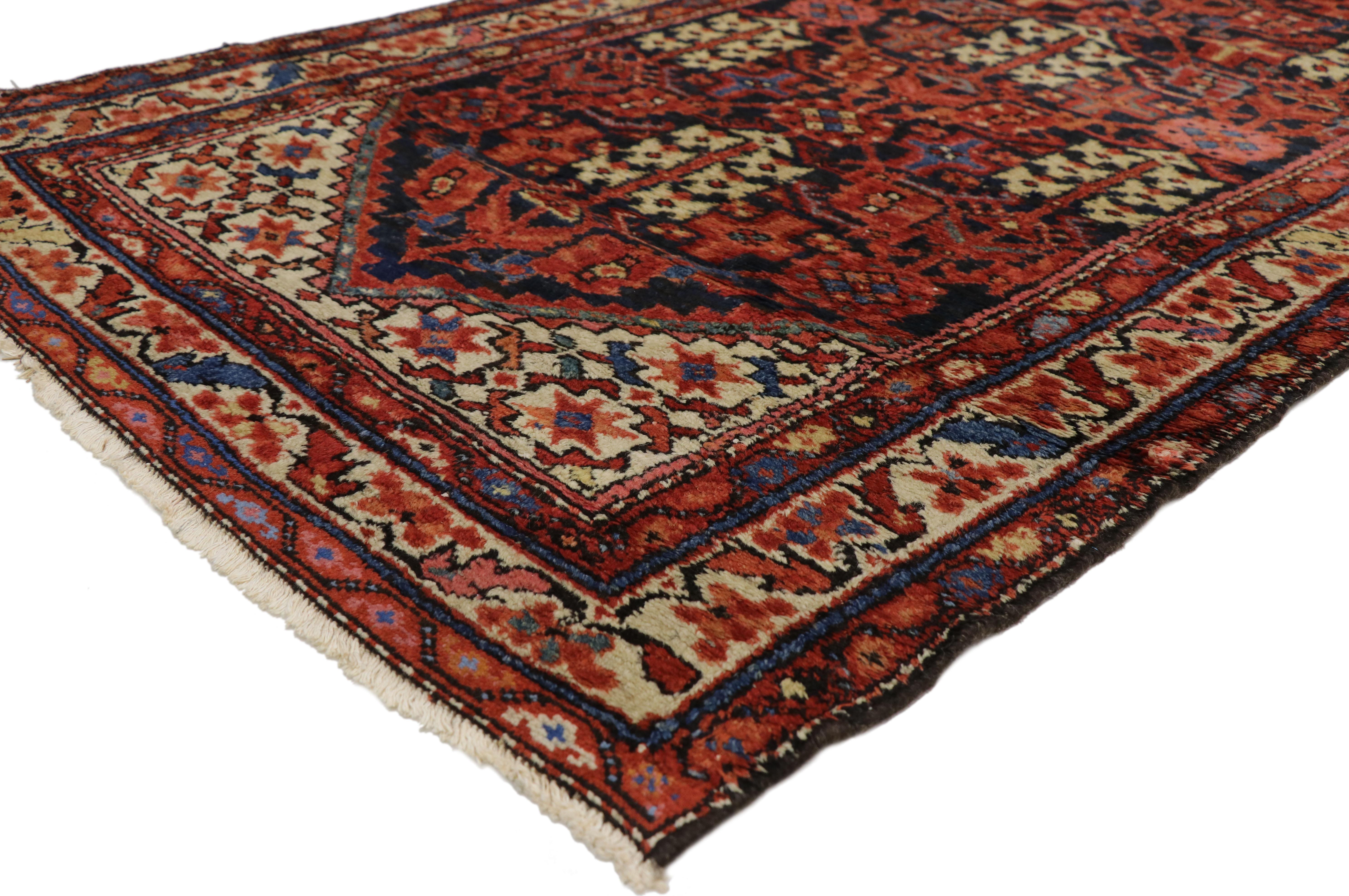 76381, antiker persischer Malayer-Dielenläufer mit Guli Henna- und Mina Khani-Muster. Dieser handgeknüpfte Läufer aus antiker persischer Malayer-Wolle zeigt ein lebhaftes florales Gittermuster, das sich aus dem Mina Khani-Muster und Guli Henna, der