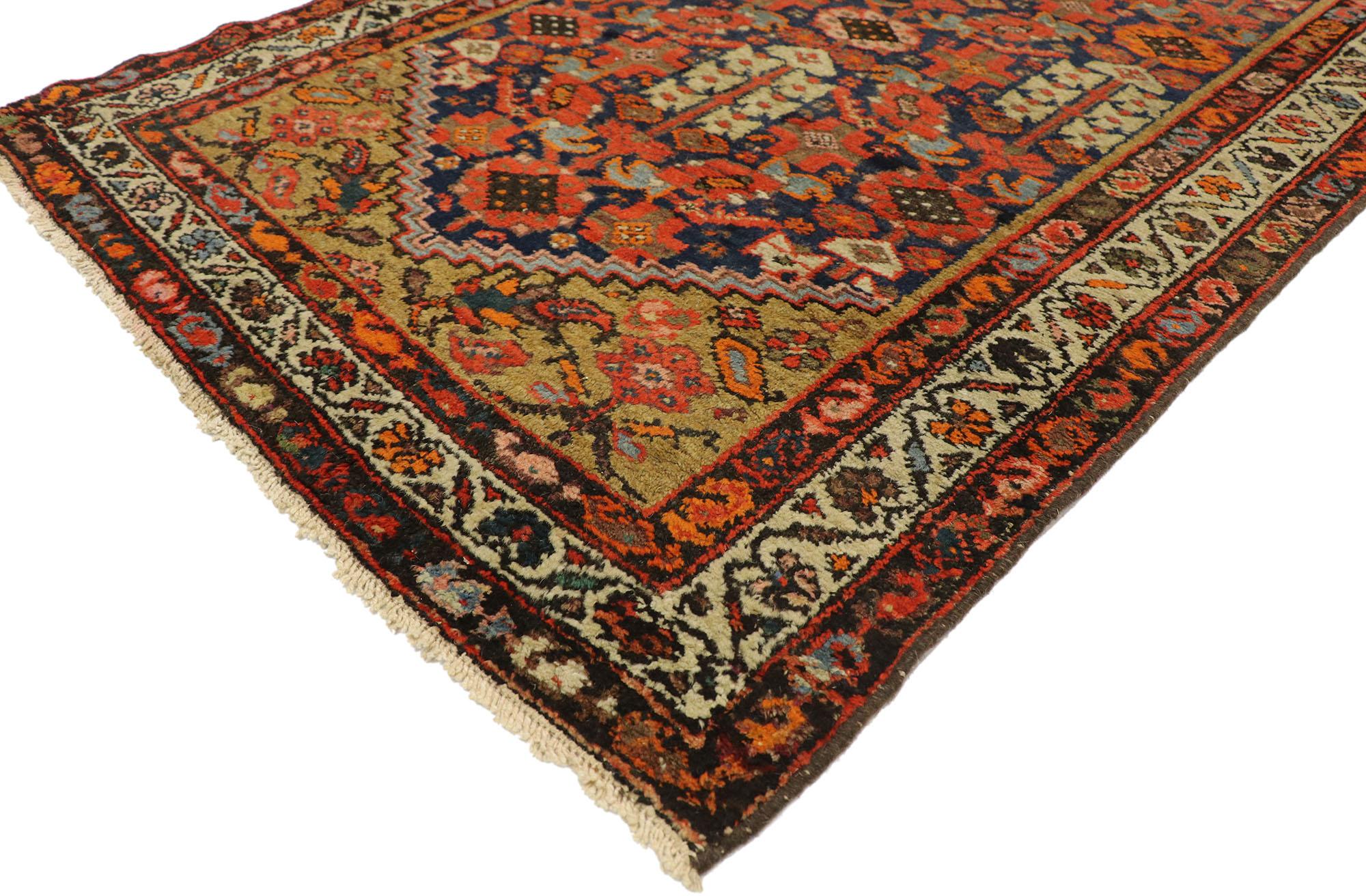 76383 Antiker persischer Malayer-Teppich Läufer, 03'03 x 13'01. Dieser handgeknüpfte Läufer aus antiker persischer Malayer-Wolle zeigt ein lebhaftes florales Gittermuster, das sich aus dem Mina Khani-Muster und Guli Henna, der Blume von Hinnai,