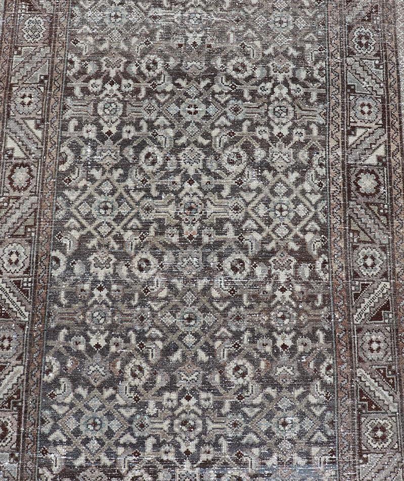 Perse Chemin de table persan antique en laine nouée à la main Malayer dans les tons Brown, Gray et Blue en vente
