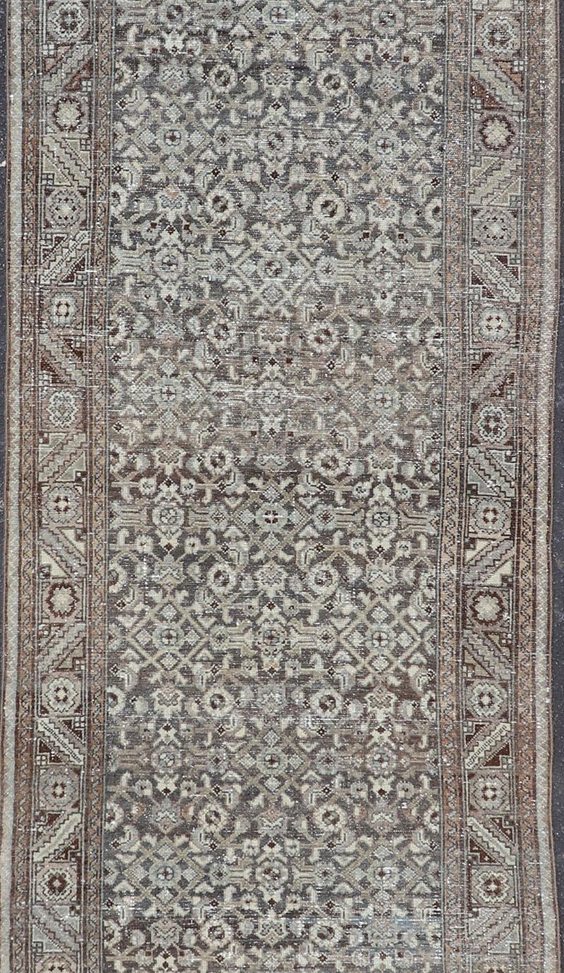 Début du 20ème siècle Chemin de table persan antique en laine nouée à la main Malayer dans les tons Brown, Gray et Blue en vente
