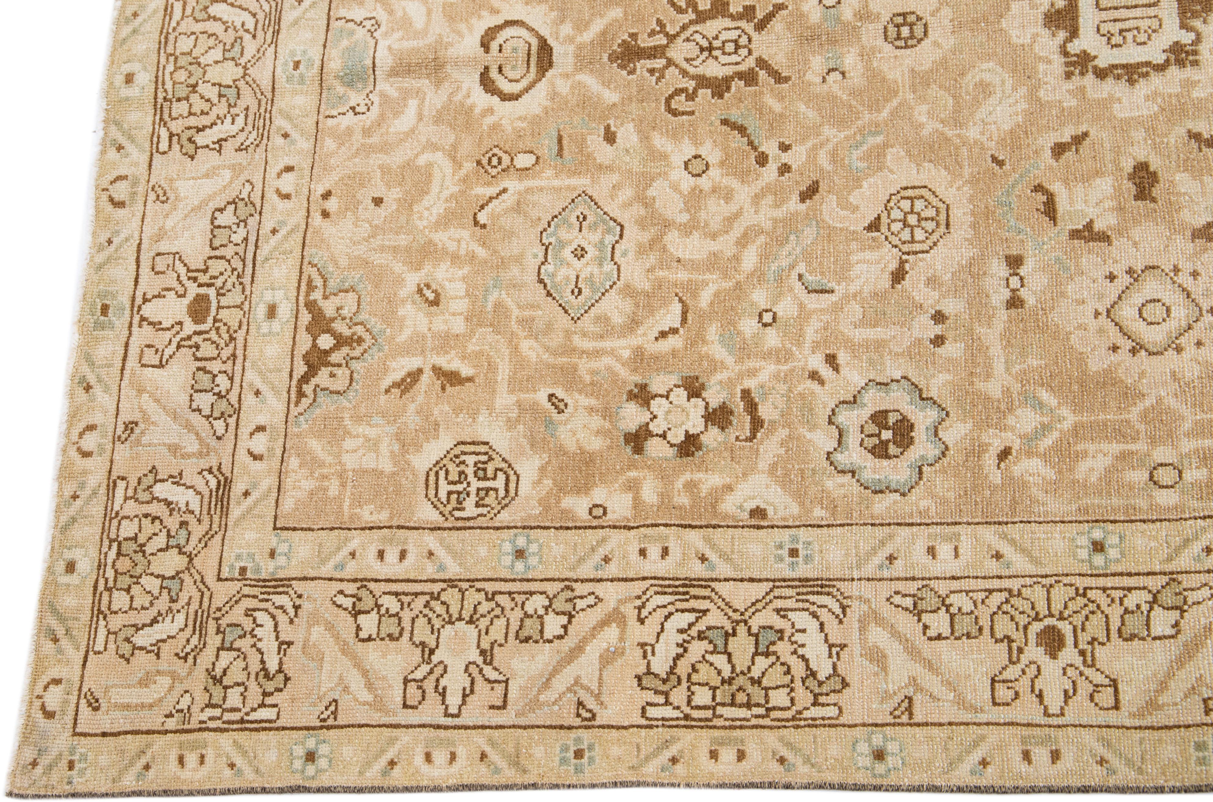 Noué à la main Tapis persan ancien Malayer en laine beige fait à la main avec motif sur toute sa surface en vente