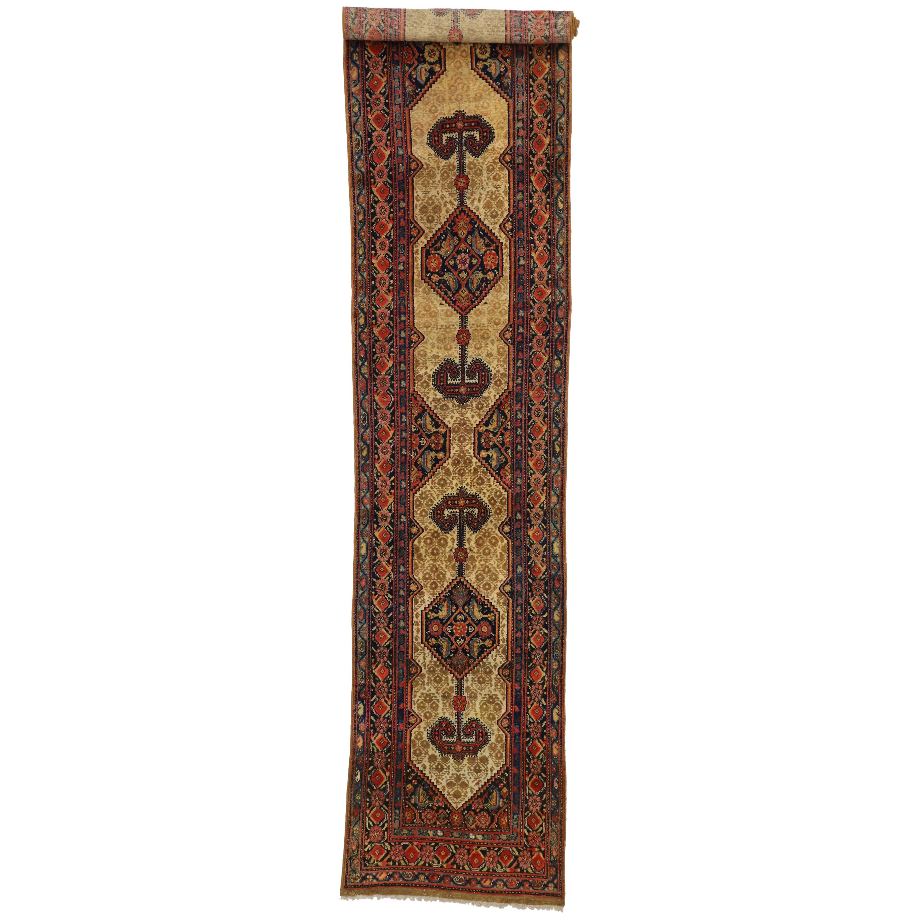 Long tapis de couloir persan ancien Malayer avec style manoir Tudor