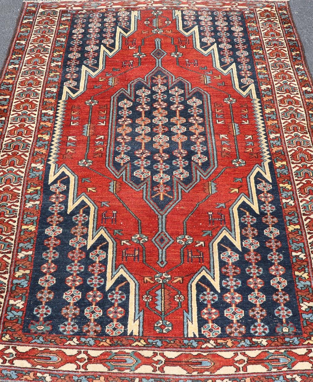 Antiker persischer Malayer-Teppich mit mehrfarbigem Medaillon und geometrischem Design, 4'7 x 6'4 cm im Angebot 3