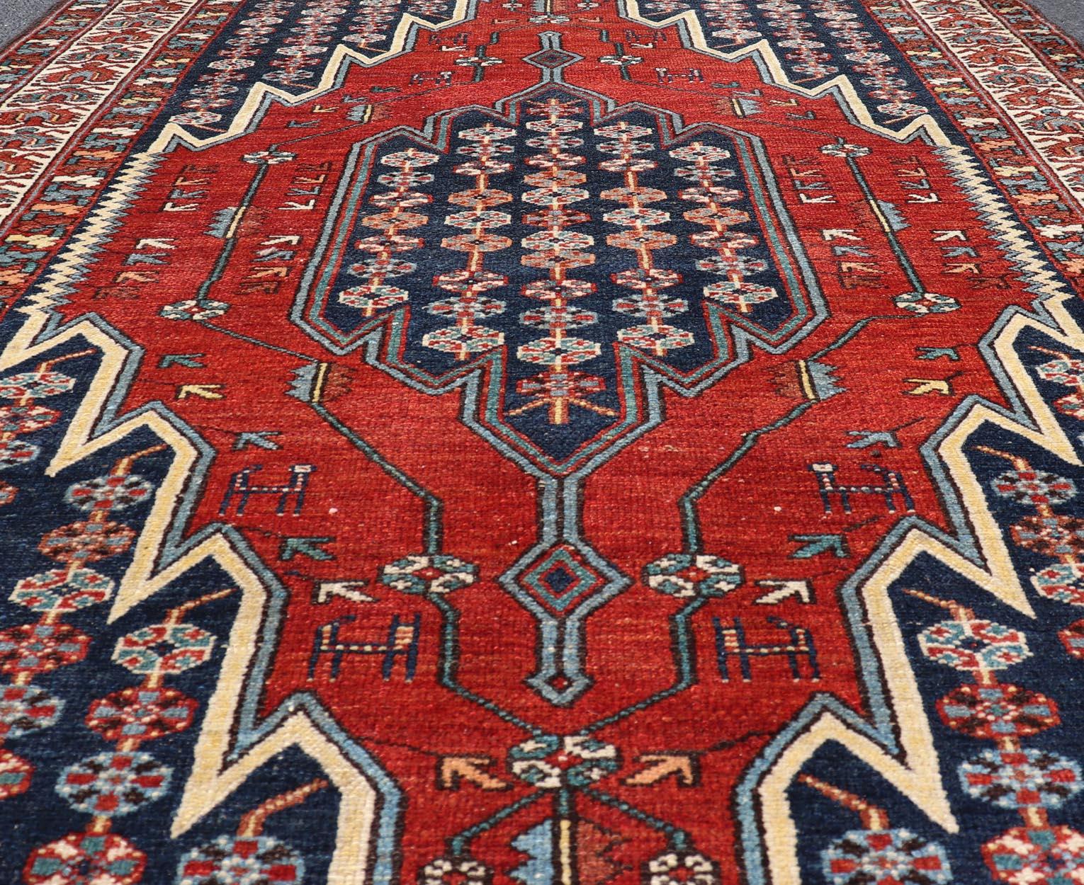 Antiker persischer Malayer-Teppich mit mehrfarbigem Medaillon und geometrischem Design, 4'7 x 6'4 cm im Angebot 4