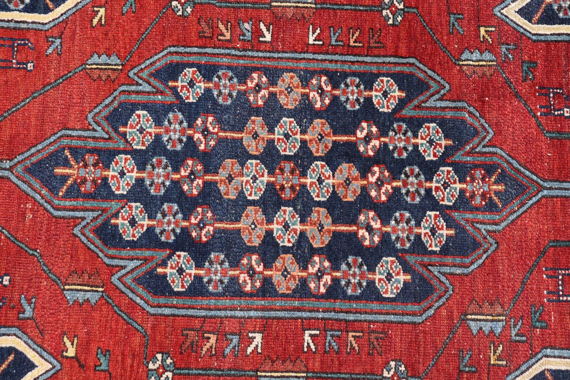 Antiker persischer Malayer-Teppich mit mehrfarbigem Medaillon und geometrischem Design, 4'7 x 6'4 cm im Angebot 5