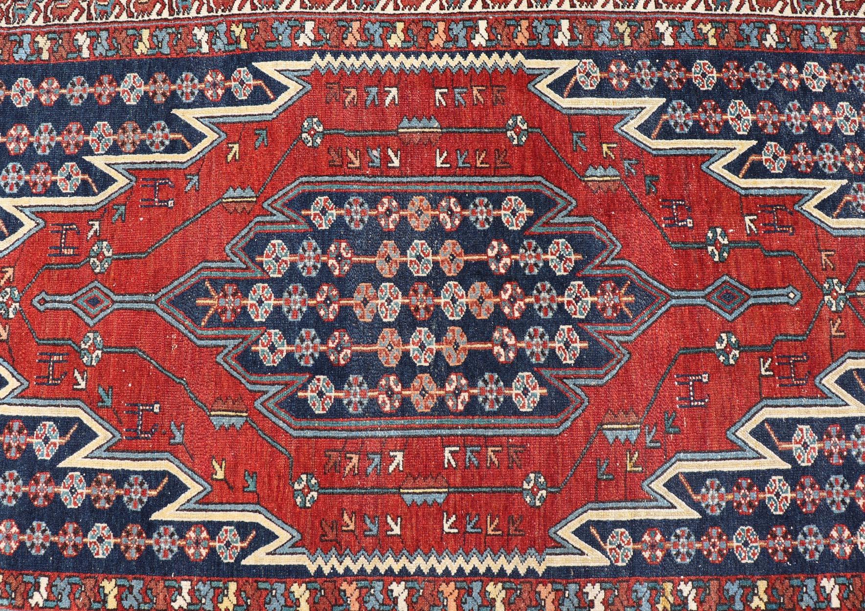 Antiker persischer Malayer-Teppich mit mehrfarbigem Medaillon und geometrischem Design, 4'7 x 6'4 cm im Angebot 6