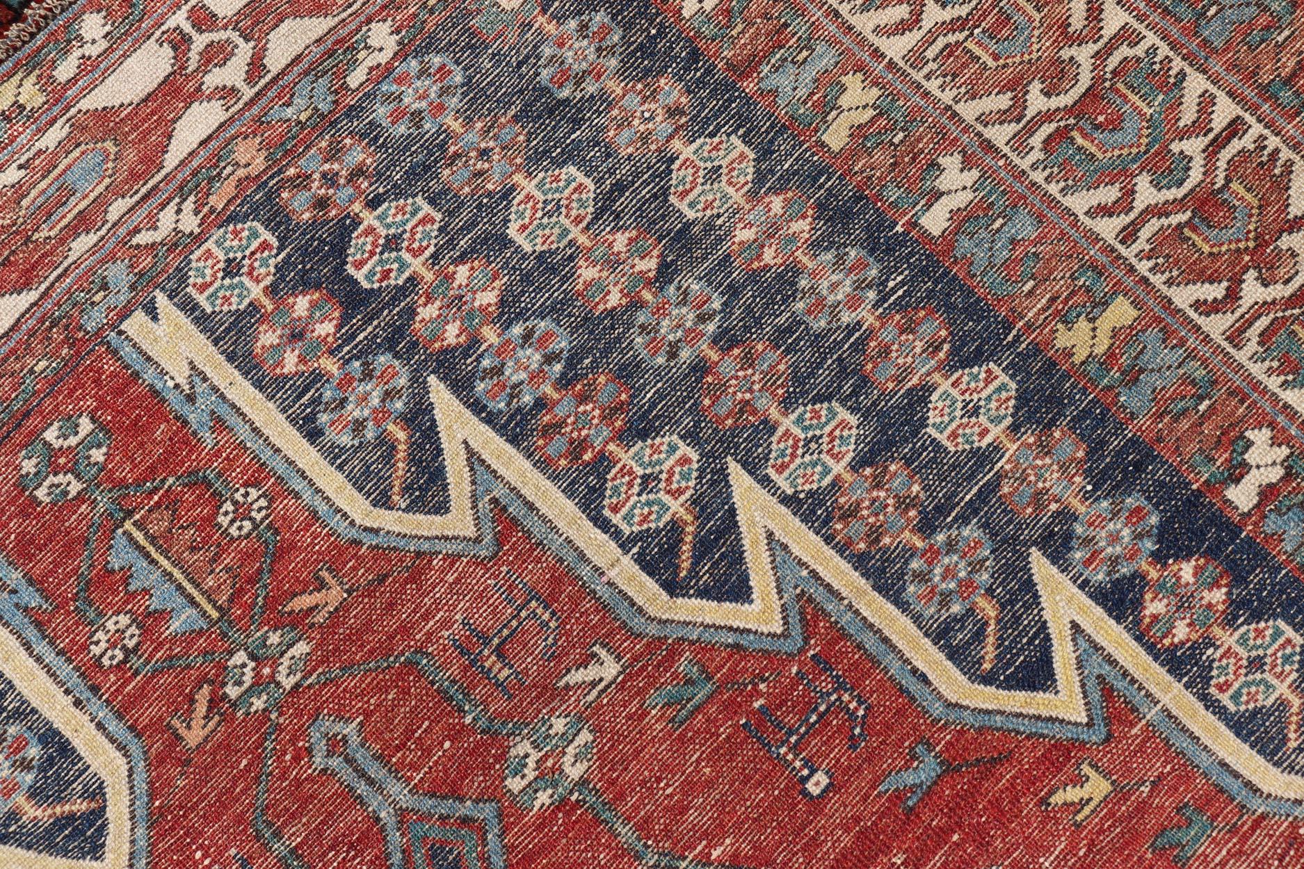 Antiker persischer Malayer-Teppich mit mehrfarbigem Medaillon und geometrischem Design, 4'7 x 6'4 cm im Angebot 7