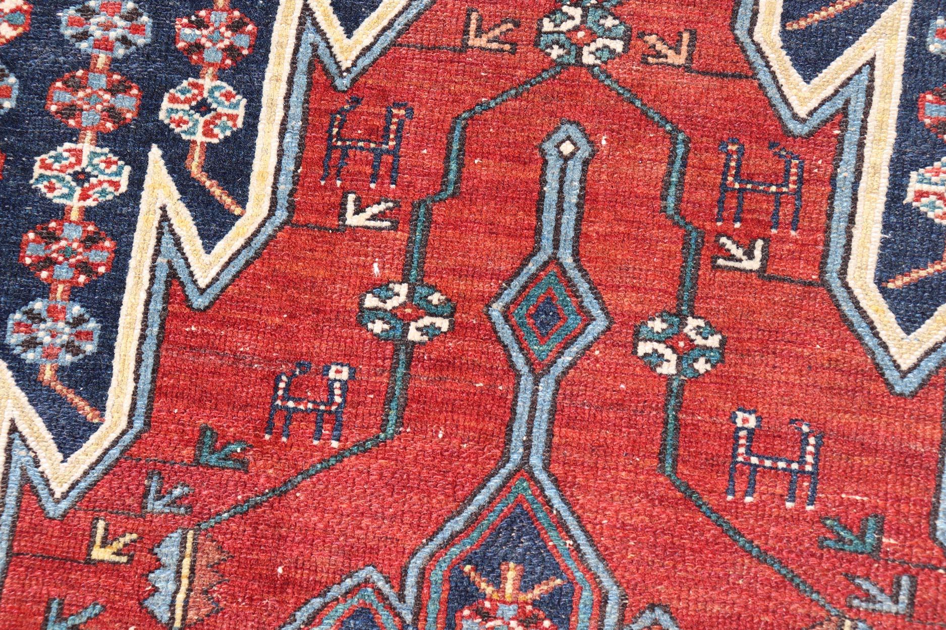 Antiker persischer Malayer-Teppich mit Medaillon und geometrischem Design in Multicolor. Keivan Woven Arts / Teppich X23-0111, Herkunftsland / Art: Iran / Malayer, um 1900.
Maße: 4'7 x 6'4 
Dieser antike Malayer-Teppich aus Persien zeichnet sich