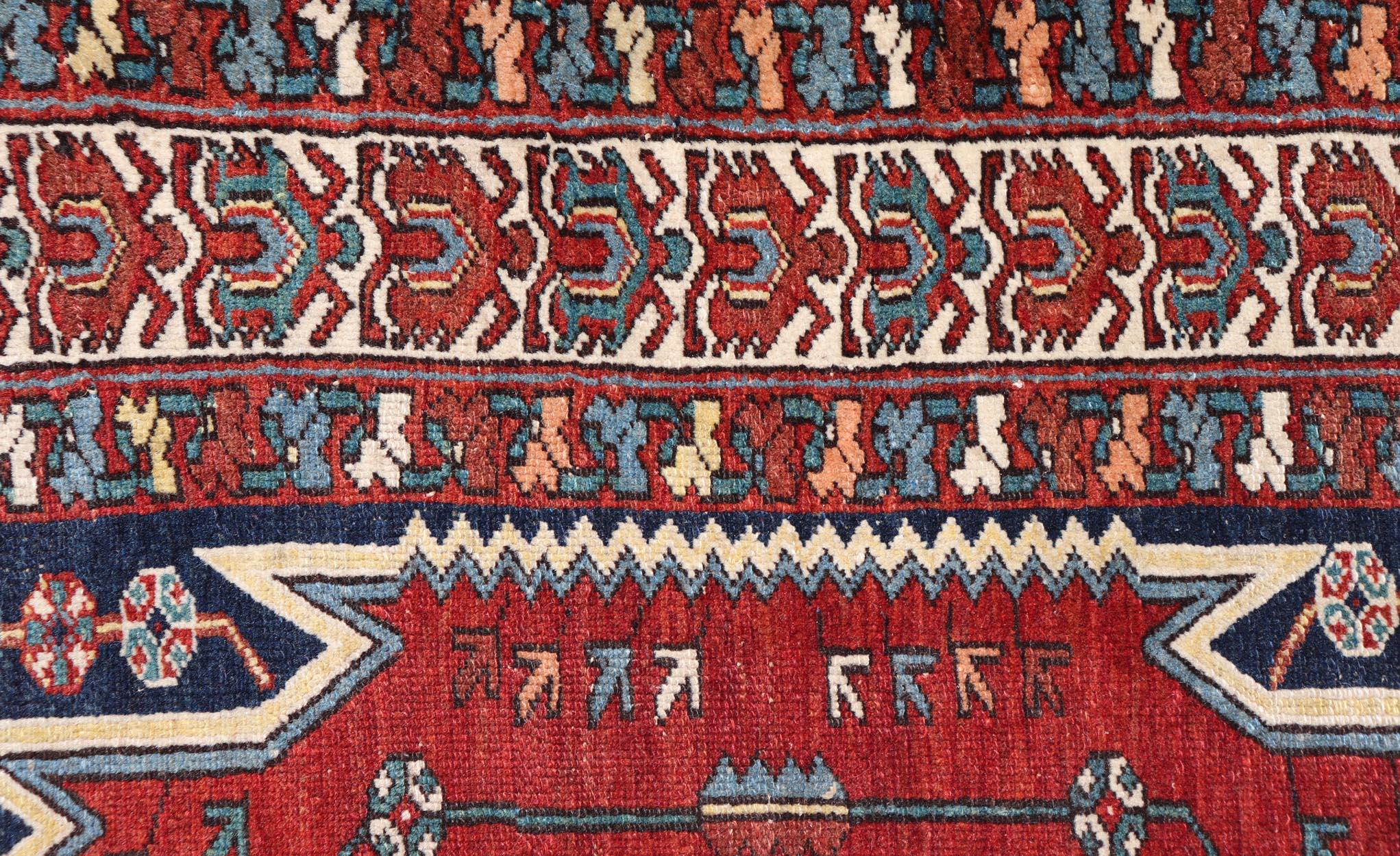 Antiker persischer Malayer-Teppich mit mehrfarbigem Medaillon und geometrischem Design, 4'7 x 6'4 cm (Persisch) im Angebot