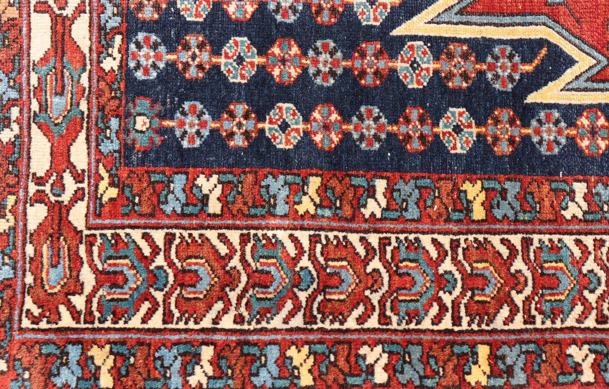Antiker persischer Malayer-Teppich mit mehrfarbigem Medaillon und geometrischem Design, 4'7 x 6'4 cm (Handgeknüpft) im Angebot
