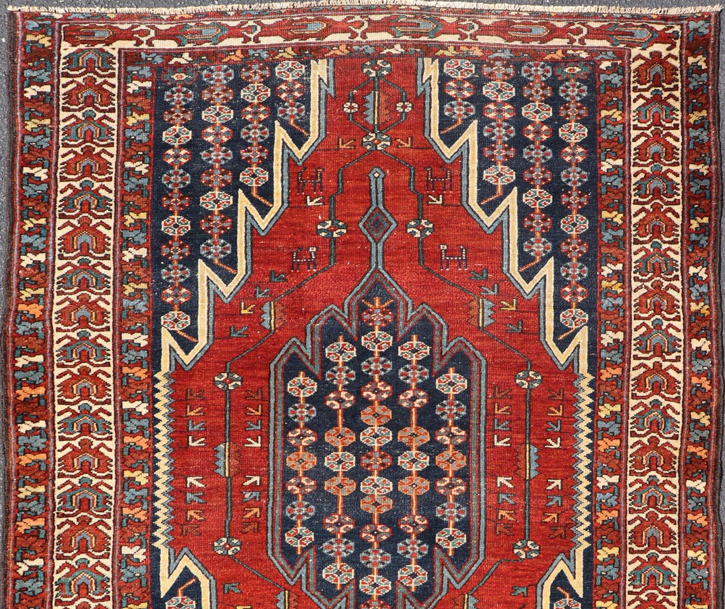 Antiker persischer Malayer-Teppich mit mehrfarbigem Medaillon und geometrischem Design, 4'7 x 6'4 cm (20. Jahrhundert) im Angebot