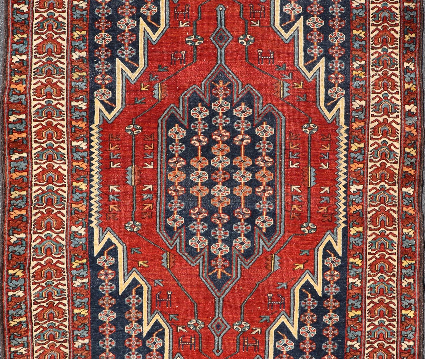 Antiker persischer Malayer-Teppich mit mehrfarbigem Medaillon und geometrischem Design, 4'7 x 6'4 cm (Wolle) im Angebot
