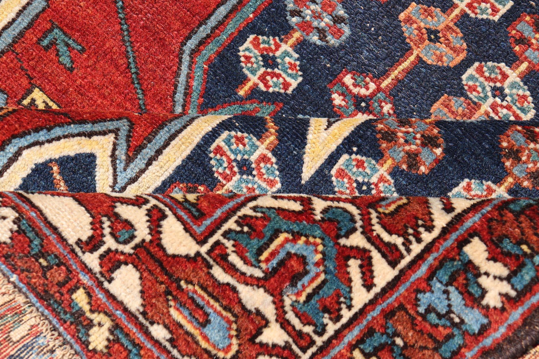 Antiker persischer Malayer-Teppich mit mehrfarbigem Medaillon und geometrischem Design, 4'7 x 6'4 cm im Angebot 2