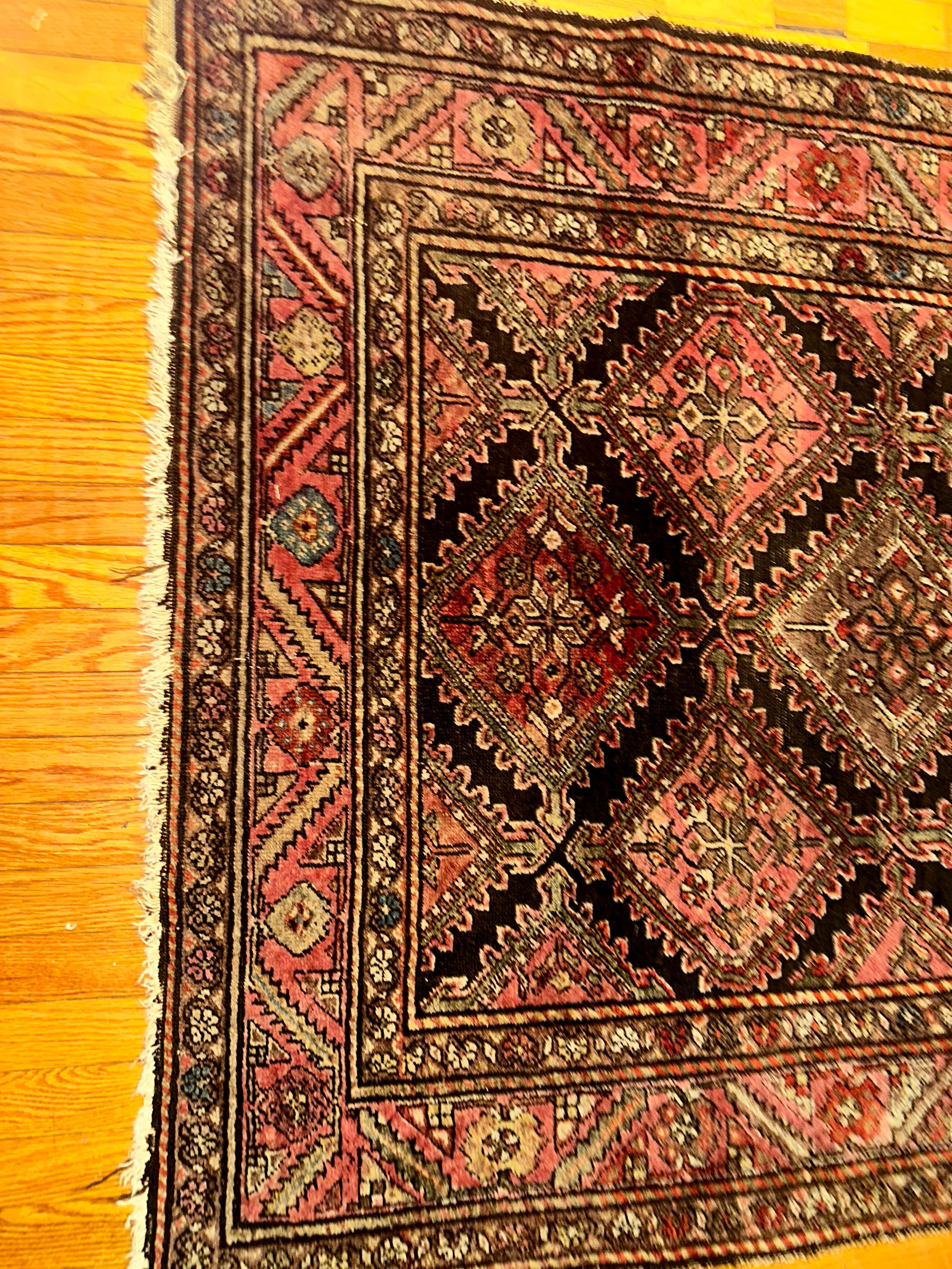 Tapis persan ancien Malayer 

Il s'agit d'un ancien tapis persan Malayer avec un motif sur toute sa surface.  Fabriqué dans l'Union européenne  fin du 19e siècle.  Le tapis présente également une teinture naturelle de grande qualité.  100% laine. Si