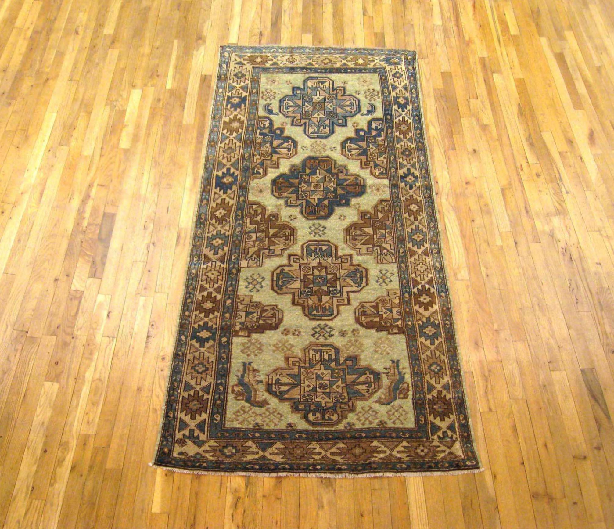 Antiker persischer Malayer Orientteppich in Läufergröße

Ein antiker persischer Malayer Orientteppich, um 1910. Größe 7'8
