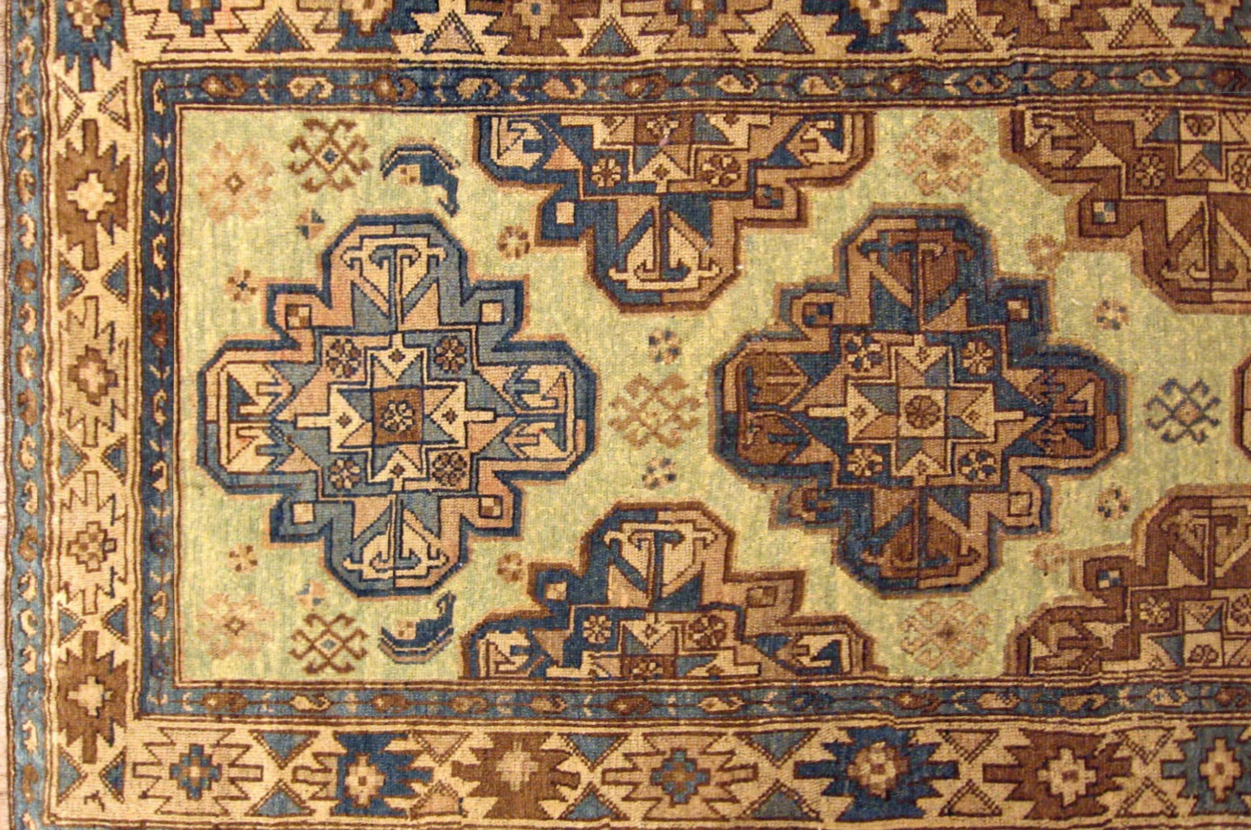 Antiker persischer Malayer-Teppich, in Lufergre, mit mehreren Medaillons (Persisch) im Angebot