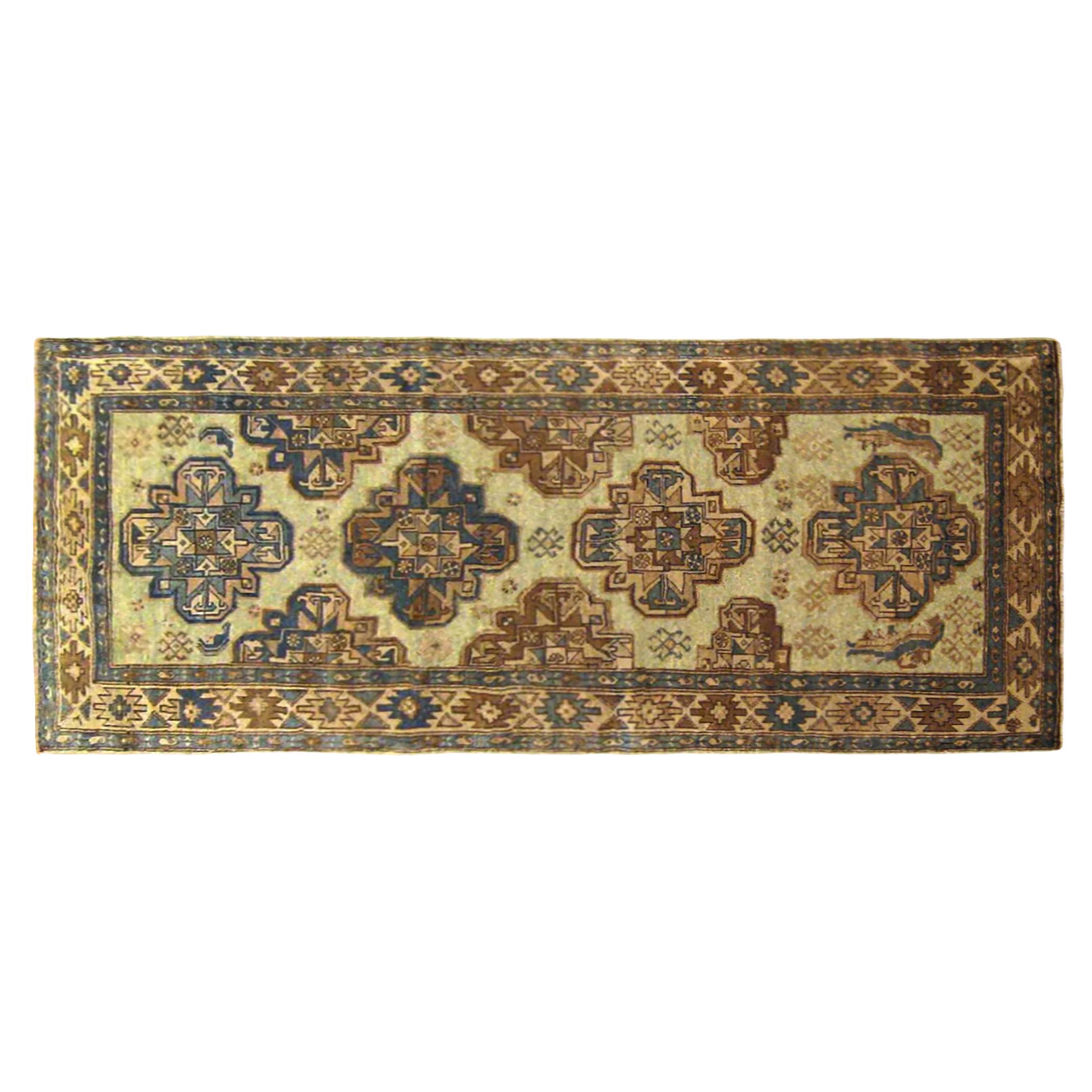 Tapis persan ancien Malayer Oriental, taille tapis de couloir, avec plusieurs mdaillons