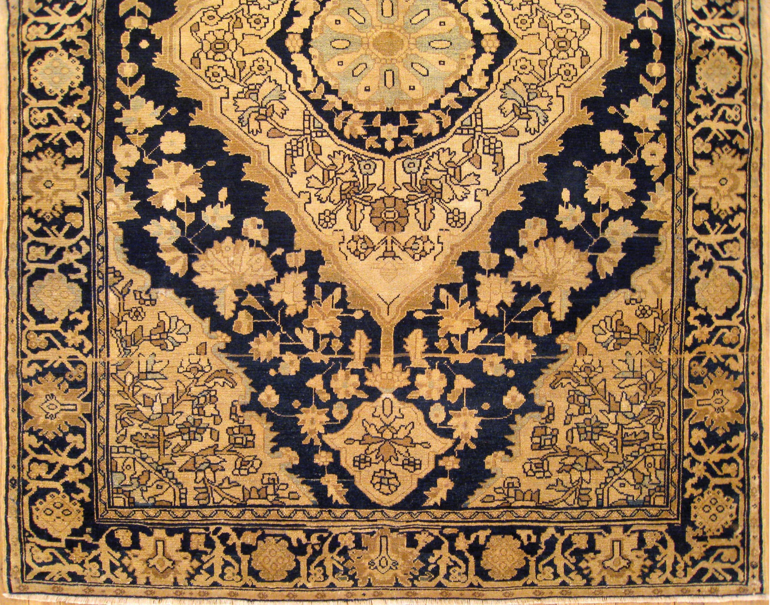 Antique Persian Malayer Oriental Rug, in Small Size, W/ Central Medallion In Good Condition For Sale In New York, NY