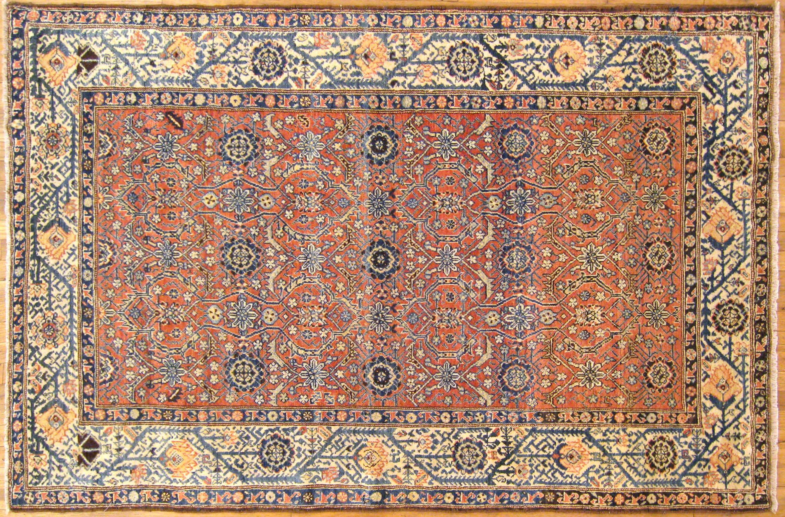 Antique Persian Malayer Oriental Rug, in Small Size, W/ Floral Elements In Good Condition For Sale In New York, NY
