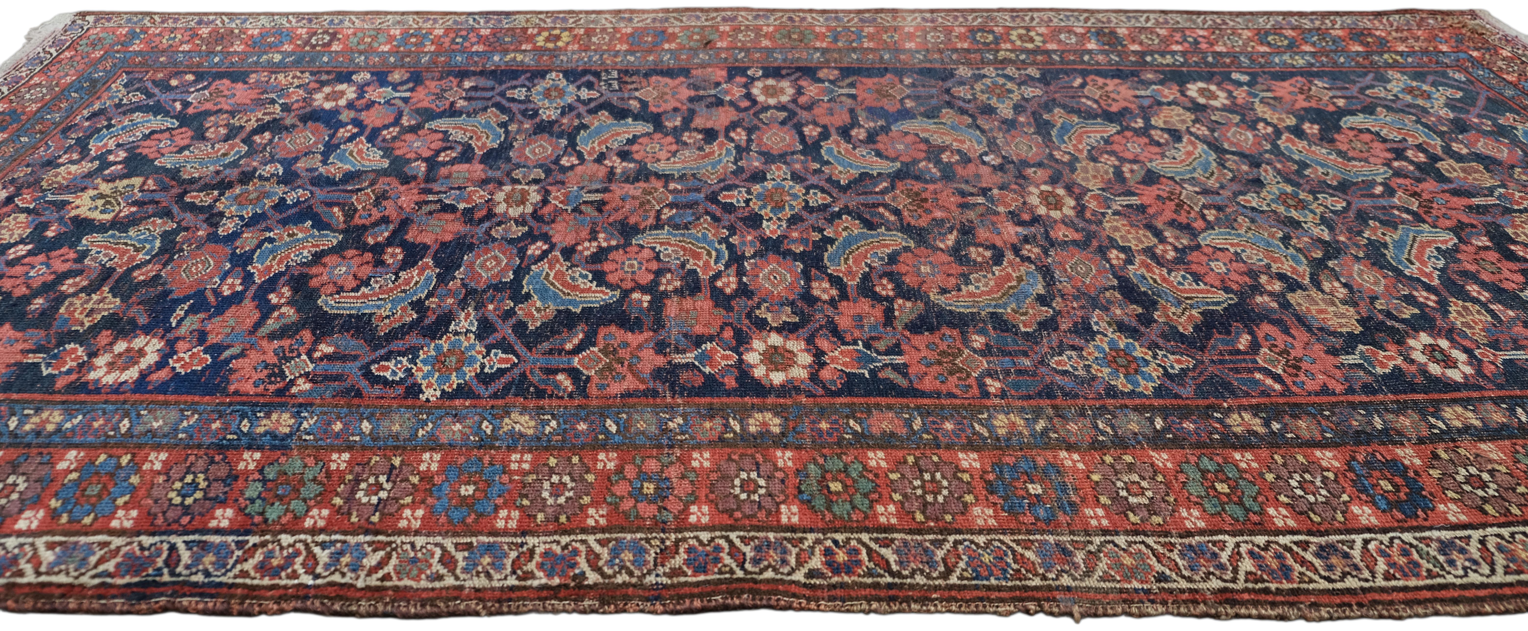 Antiker persischer Malayer-Wollteppich in Rot und Marineblau 4'2''x8'3'' (Persisch) im Angebot