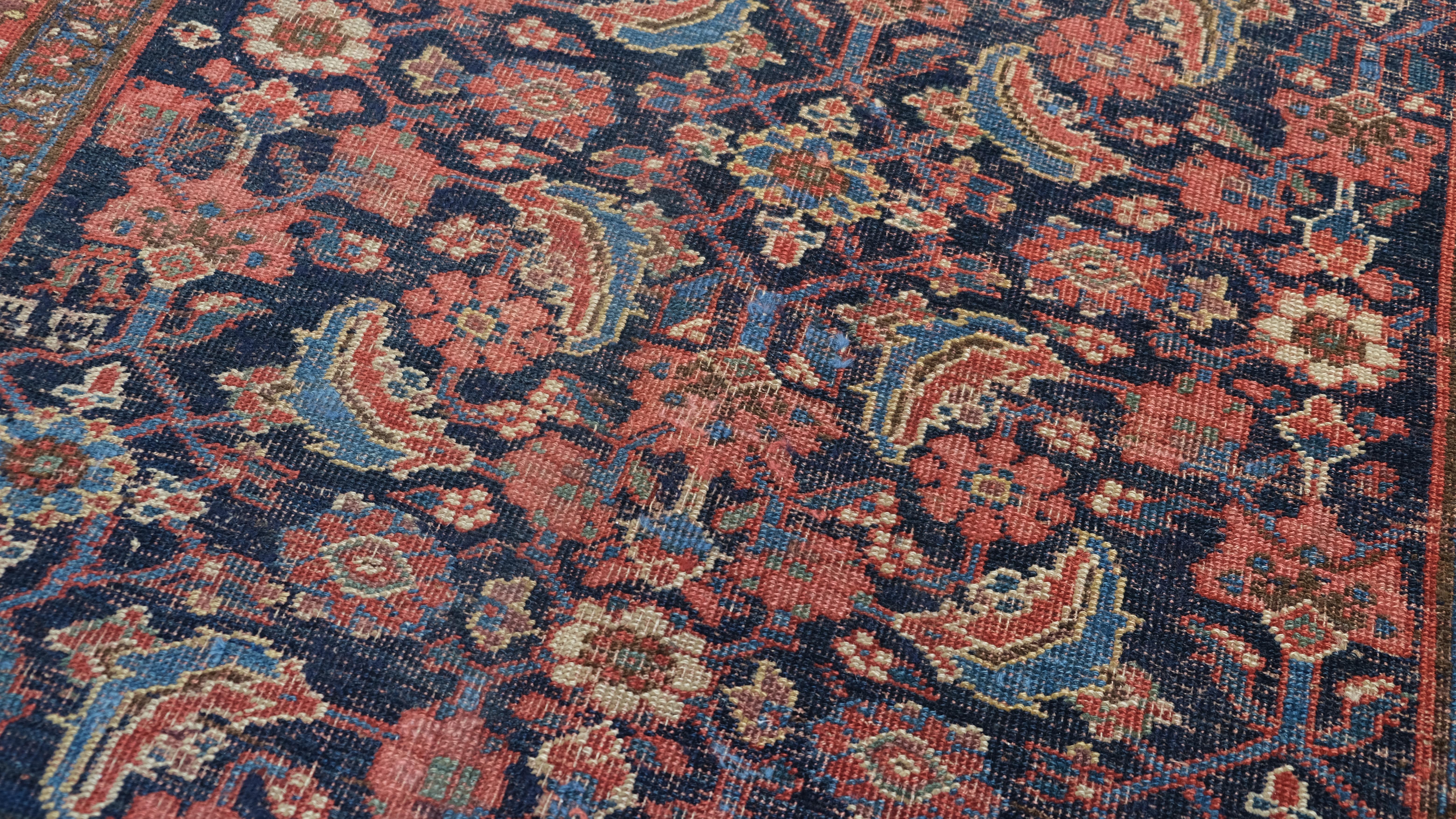 Antiker persischer Malayer-Wollteppich in Rot und Marineblau 4'2''x8'3'' (Handgeknüpft) im Angebot