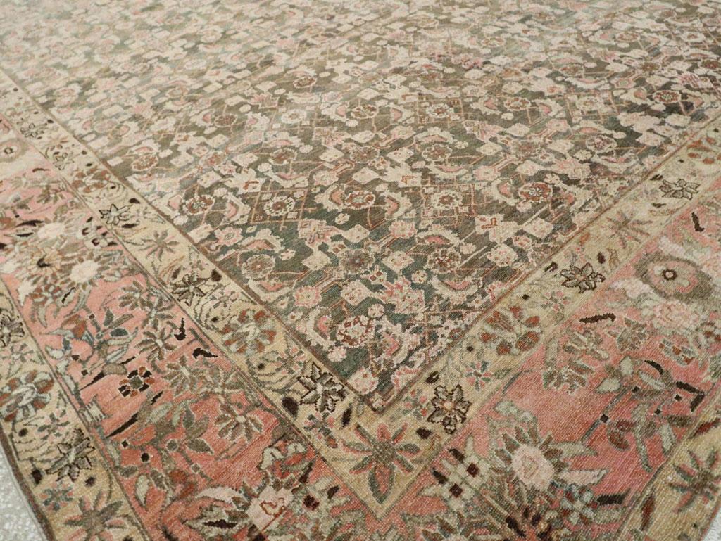 Antiker persischer Malayer-Teppich in Zimmergröße im Zustand „Hervorragend“ im Angebot in New York, NY