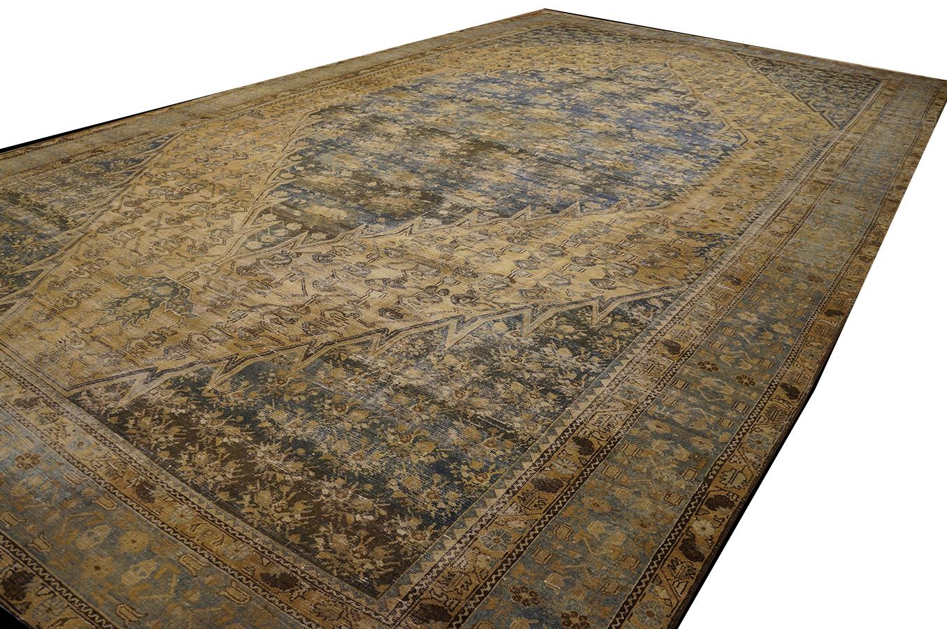 Early 20th Century Persian Malayer Carpet ( 12'3'' x 21'2'' - 373 x 645 ) In Good Condition For Sale In New York, NY