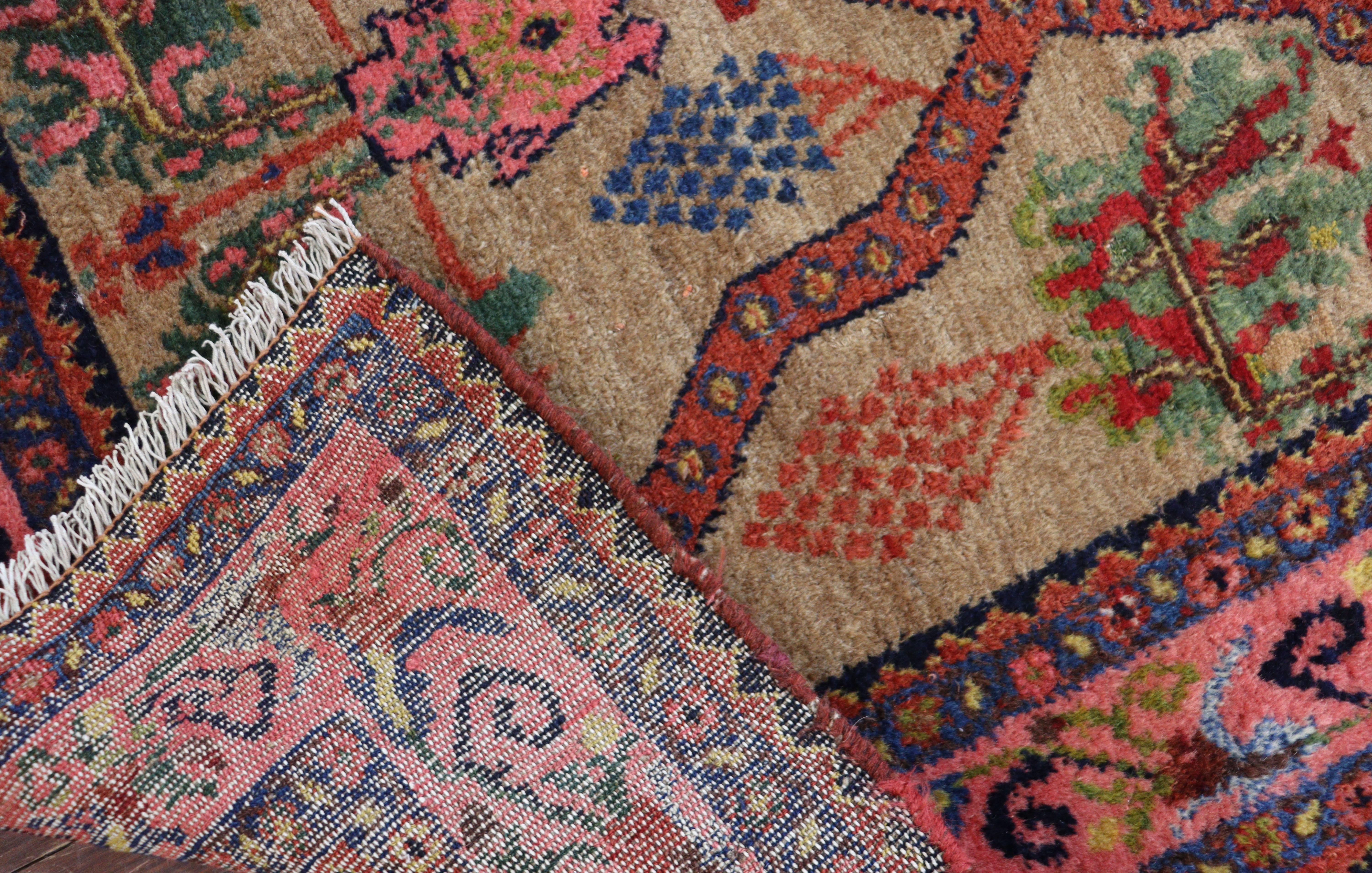 Antiker persischer Malayer-Teppich in erstaunlicher Farbe im Angebot 2