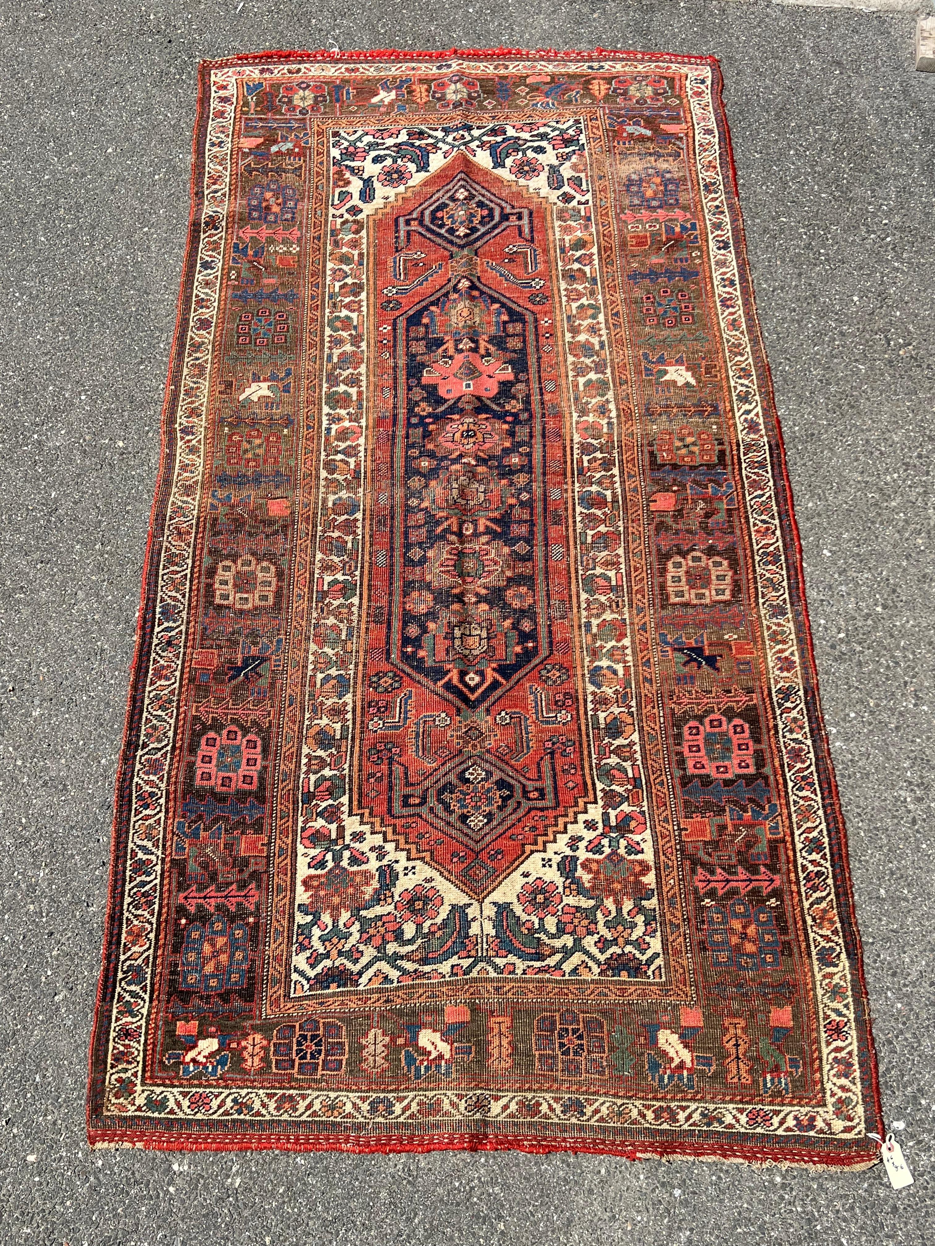 Dieser bezaubernde antike persische Malayer-Teppich aus dem frühen 20. Jahrhundert ist ein detailreiches Exemplar aus einem der beliebtesten Knüpfzentren Nordwestpersiens. Dieses Stück wurde in einer dörflichen Tradition gewebt, die den