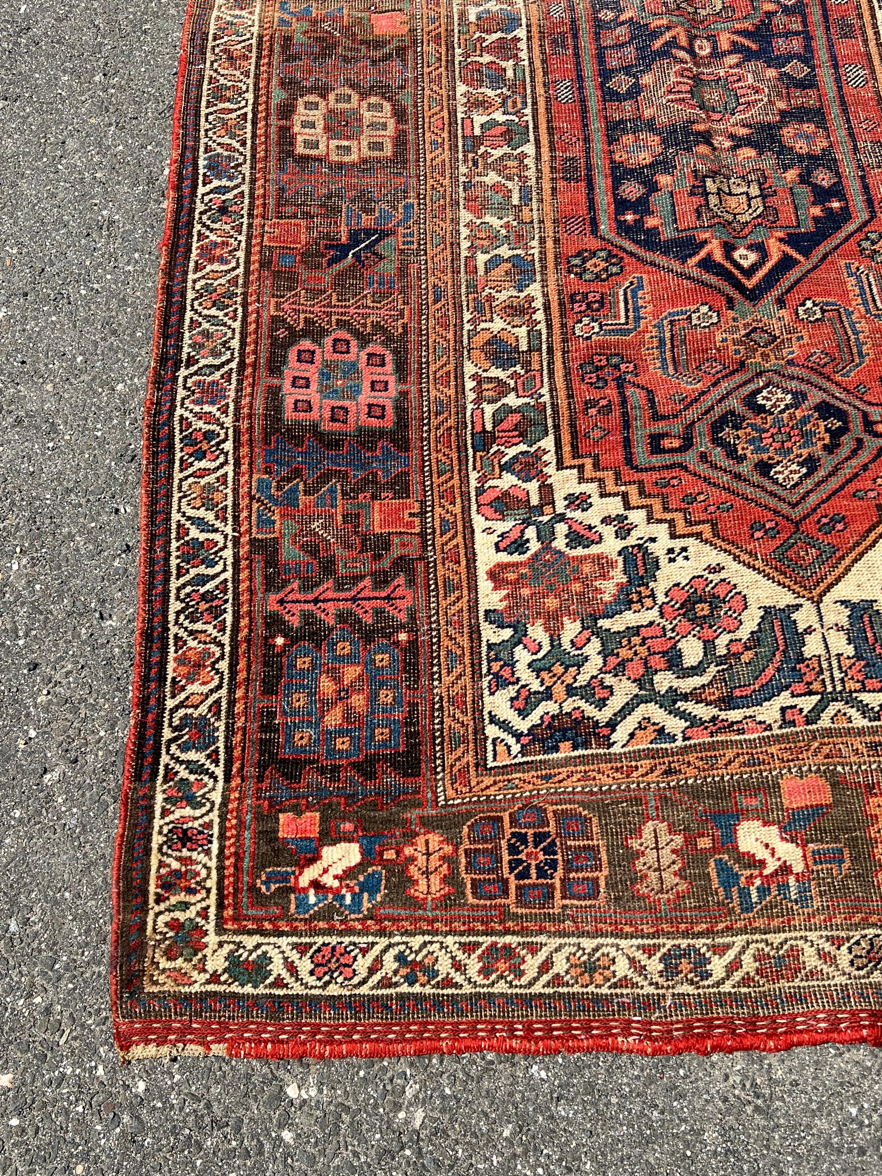 Antiker persischer Malayer-Teppich c. Frühes 20. Jahrhundert 4'6 x 8'6 (Handgewebt) im Angebot