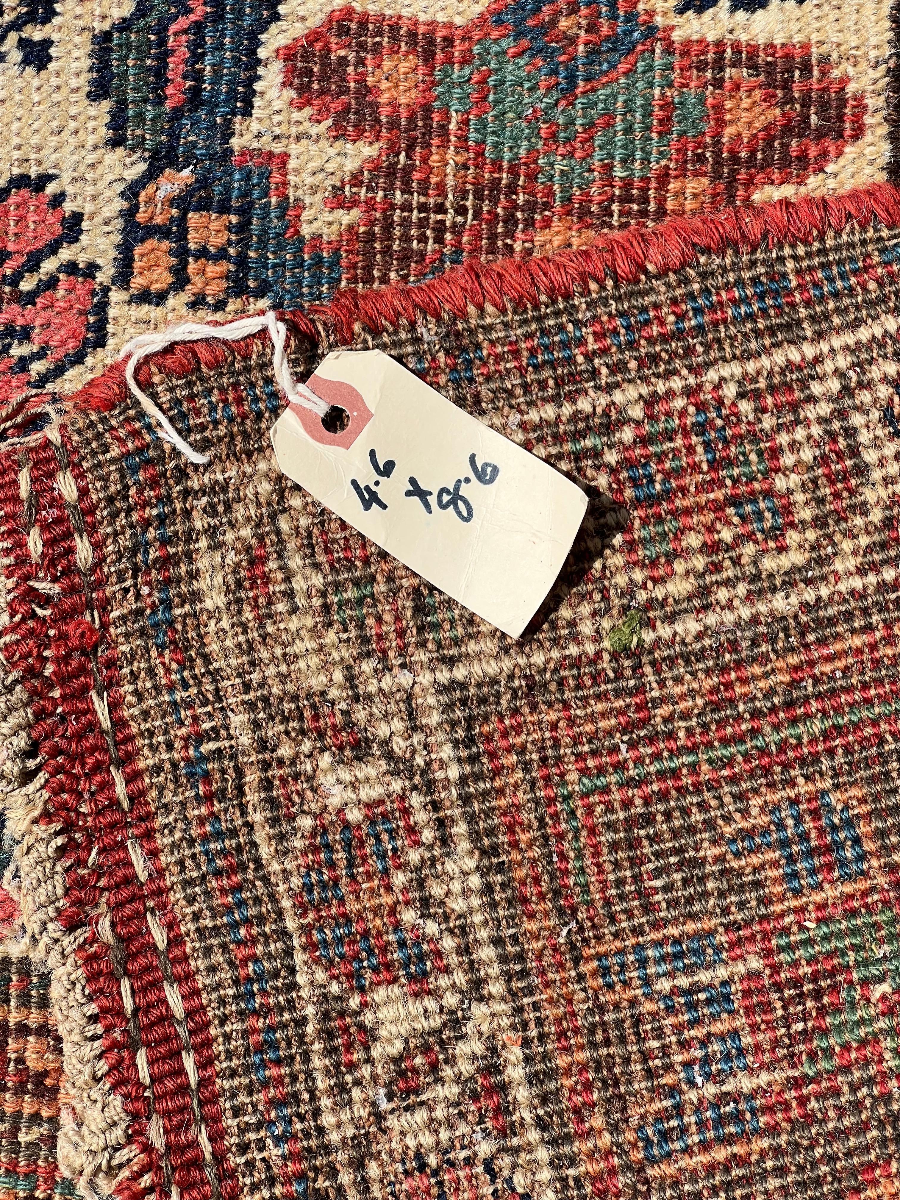 Antiker persischer Malayer-Teppich c. Frühes 20. Jahrhundert 4'6 x 8'6 im Angebot 3