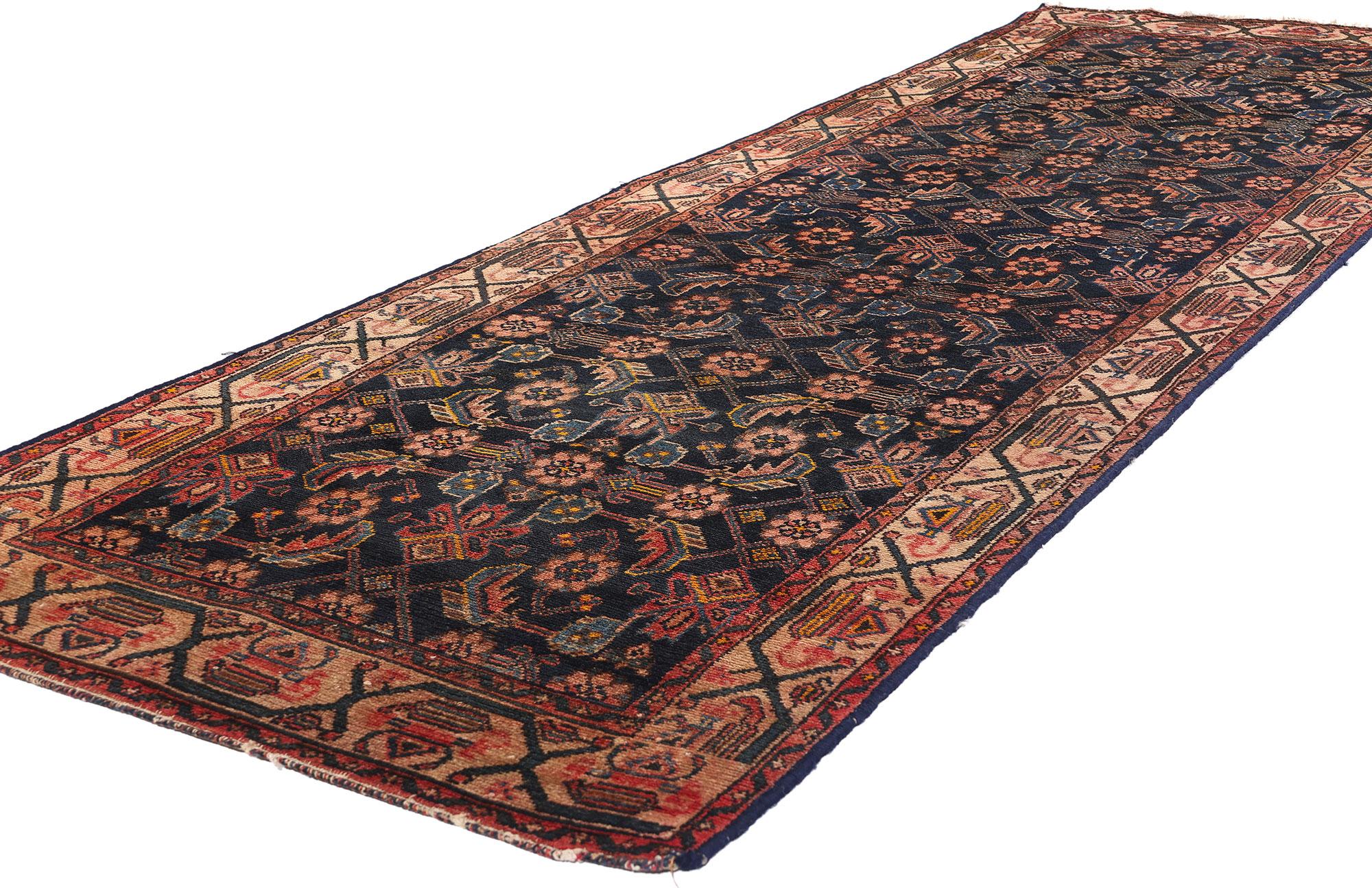 77665 Antiker persischer Malayer-Teppich Läufer, 03'05 x 10'01. Lassen Sie sich von der geheimnisvollen Anziehungskraft dieses handgeknüpften Läufers aus antiker persischer Wolle von Malayer verführen, einem Meisterwerk von dunkler, stimmungsvoller