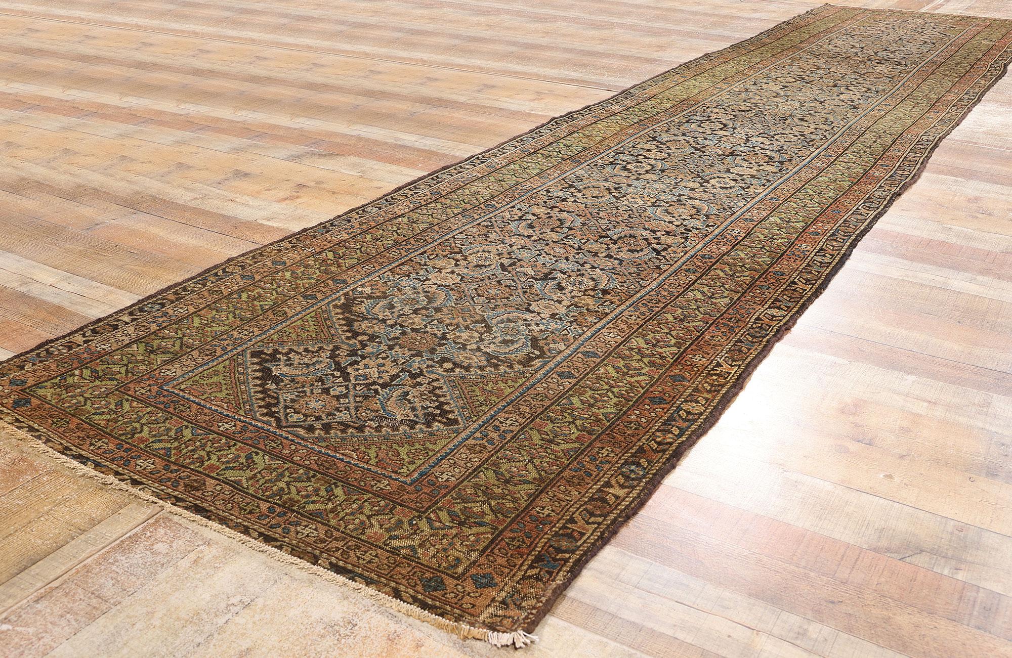 Antiker persischer Malayer-Teppich-Läufer im Used-Look, 03'06 x 16'08, Distressed (Wolle) im Angebot